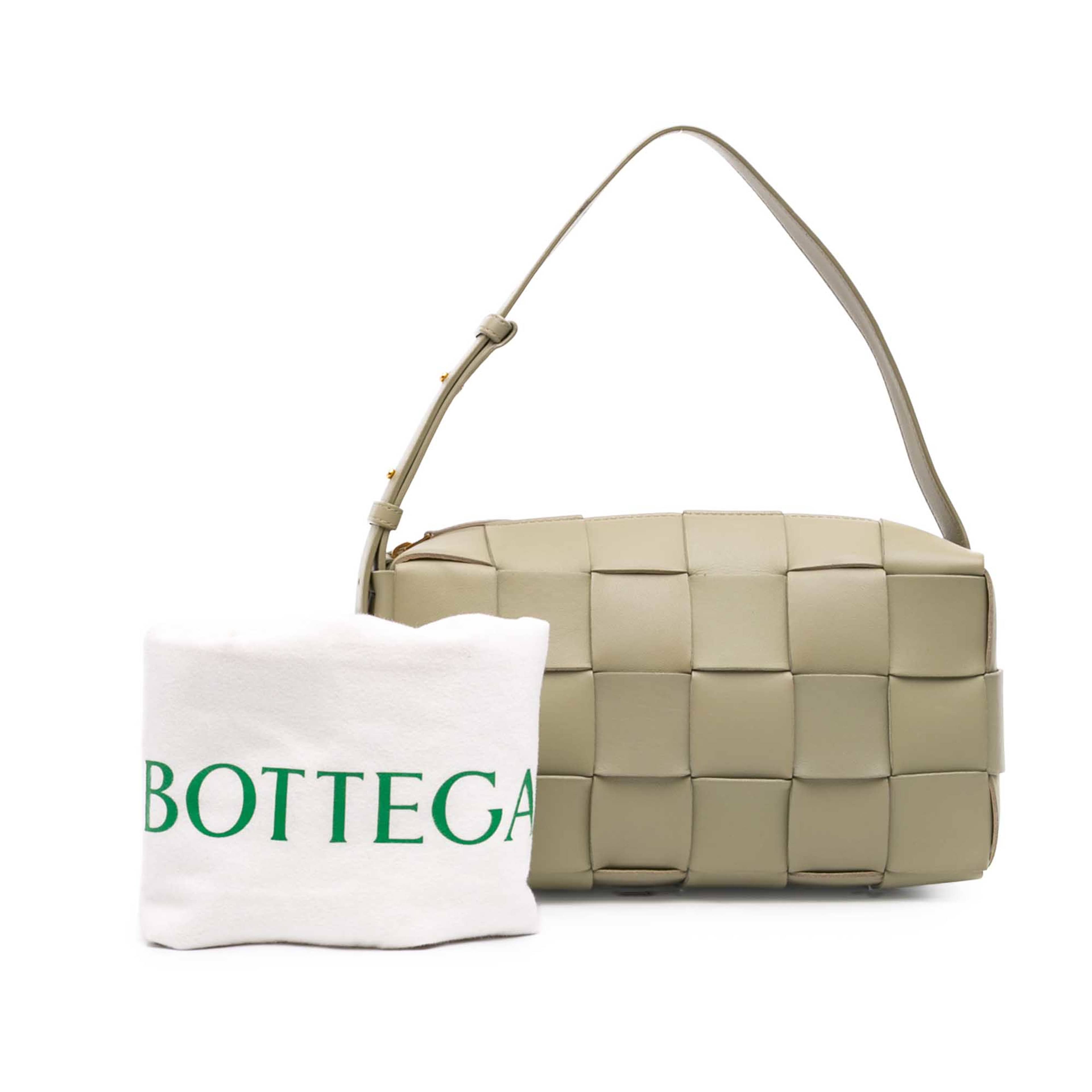 Bottega Veneta Nappa Intrecciato Brick Cassette, från Luxclusif, i färgen beige. Klicka för att öppna bilden i stort format