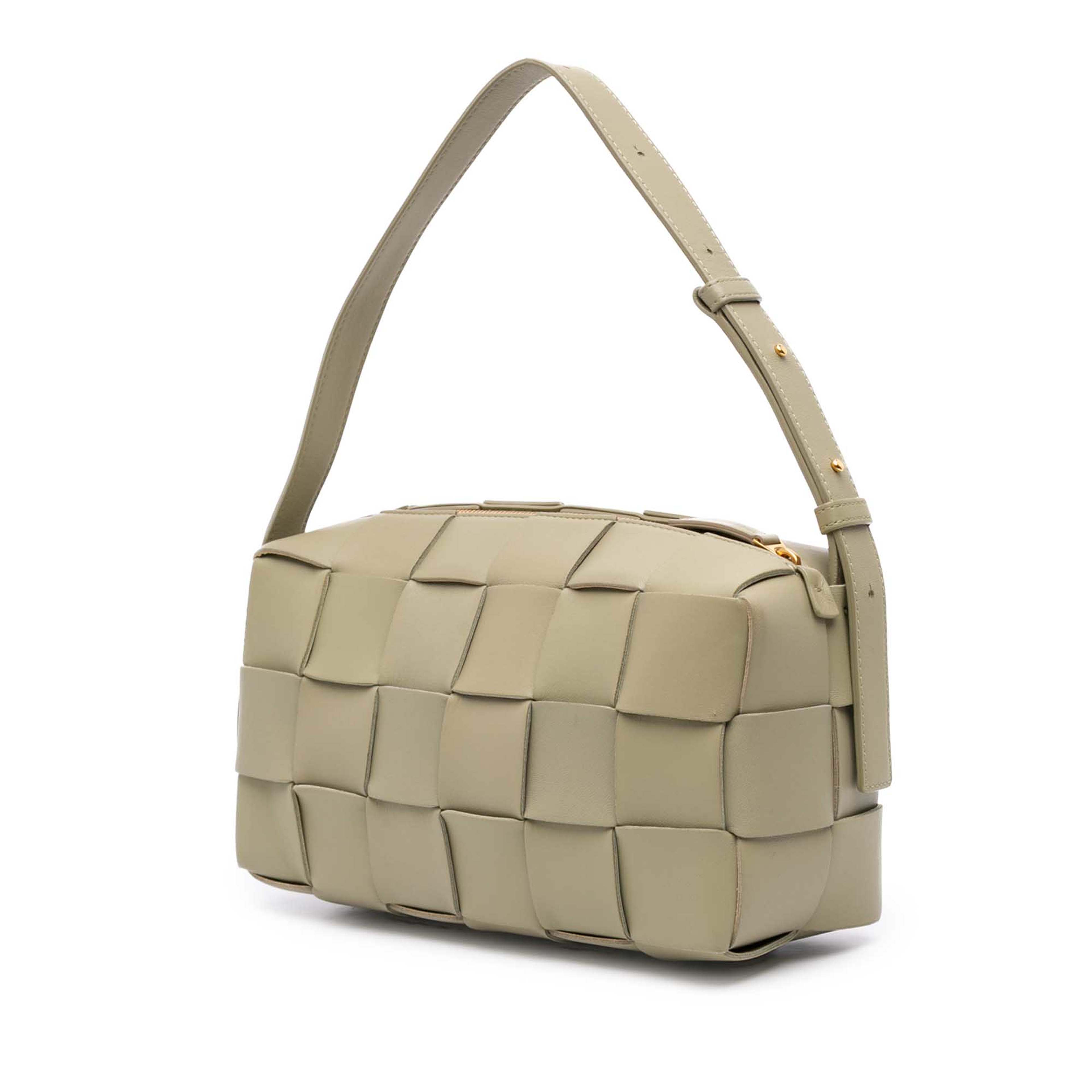 Bottega Veneta Nappa Intrecciato Brick Cassette, från Luxclusif, i färgen beige. Klicka för att öppna bilden i stort format
