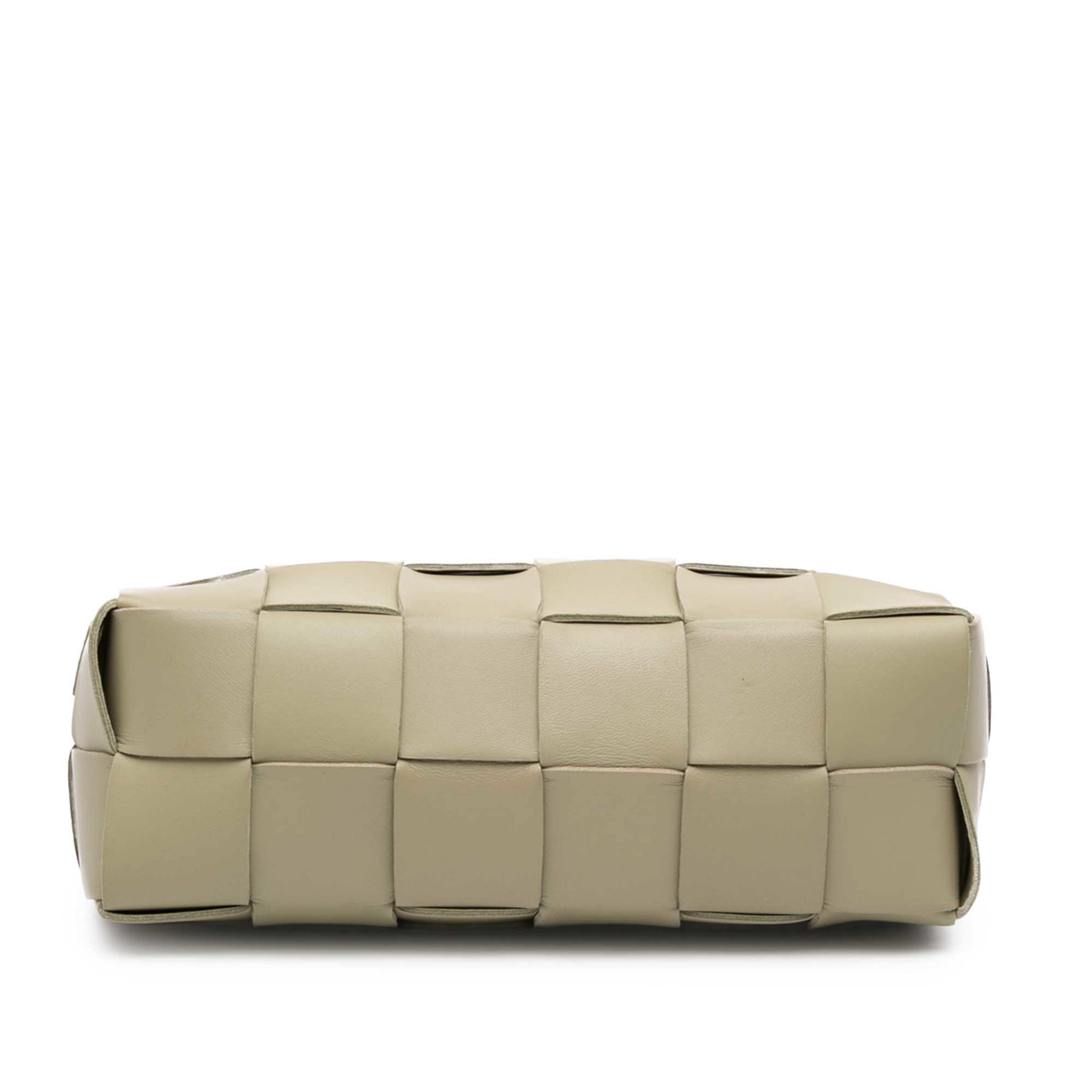 Bottega Veneta Nappa Intrecciato Brick Cassette, från Luxclusif, i färgen beige. Klicka för att öppna bilden i stort format