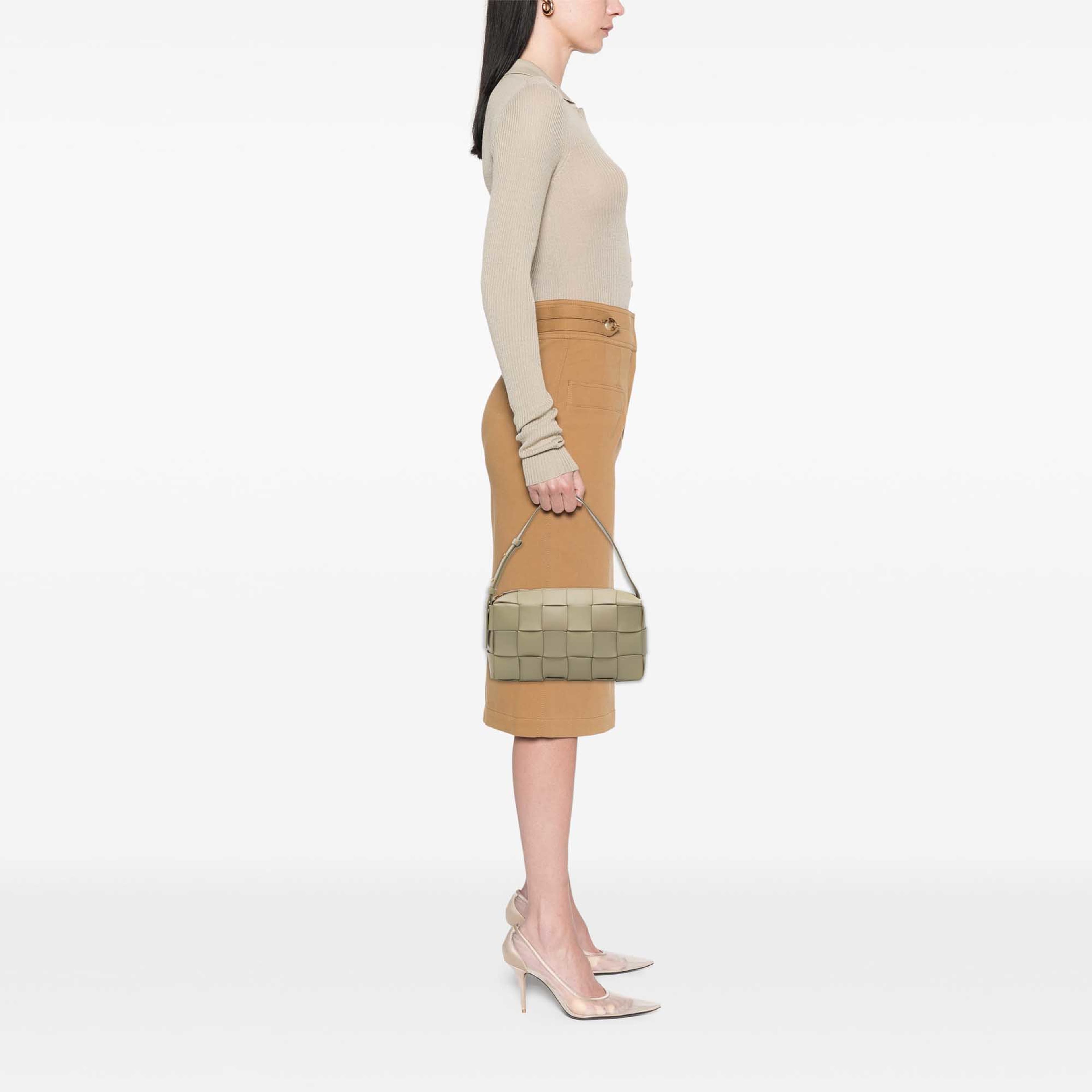 Bottega Veneta Nappa Intrecciato Brick Cassette, från Luxclusif, i färgen beige. Klicka för att öppna bilden i stort format