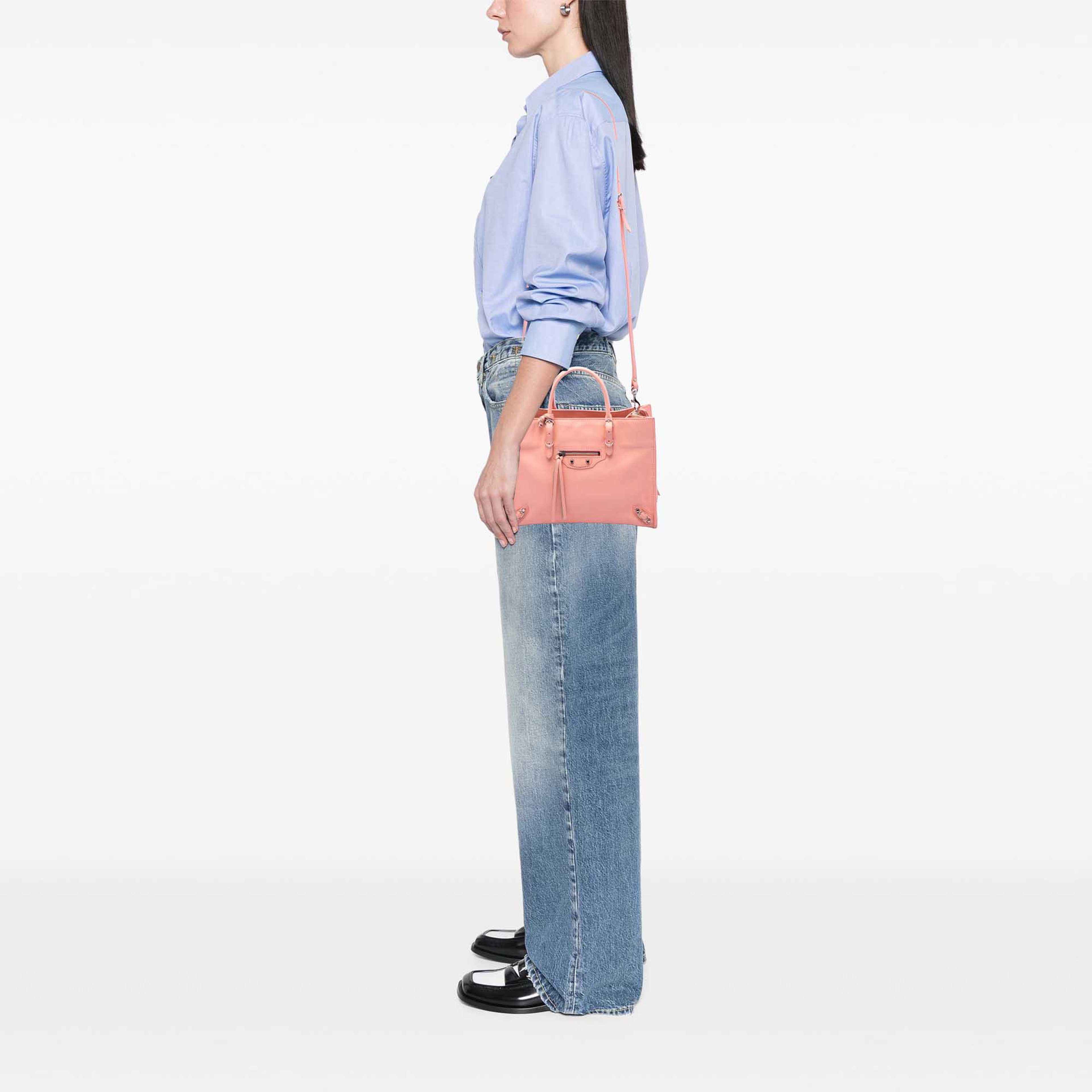 Balenciaga Calfskin Papier A6 Zip Around Satchel, från Luxclusif, i färgen rosa. Klicka för att öppna bilden i stort format