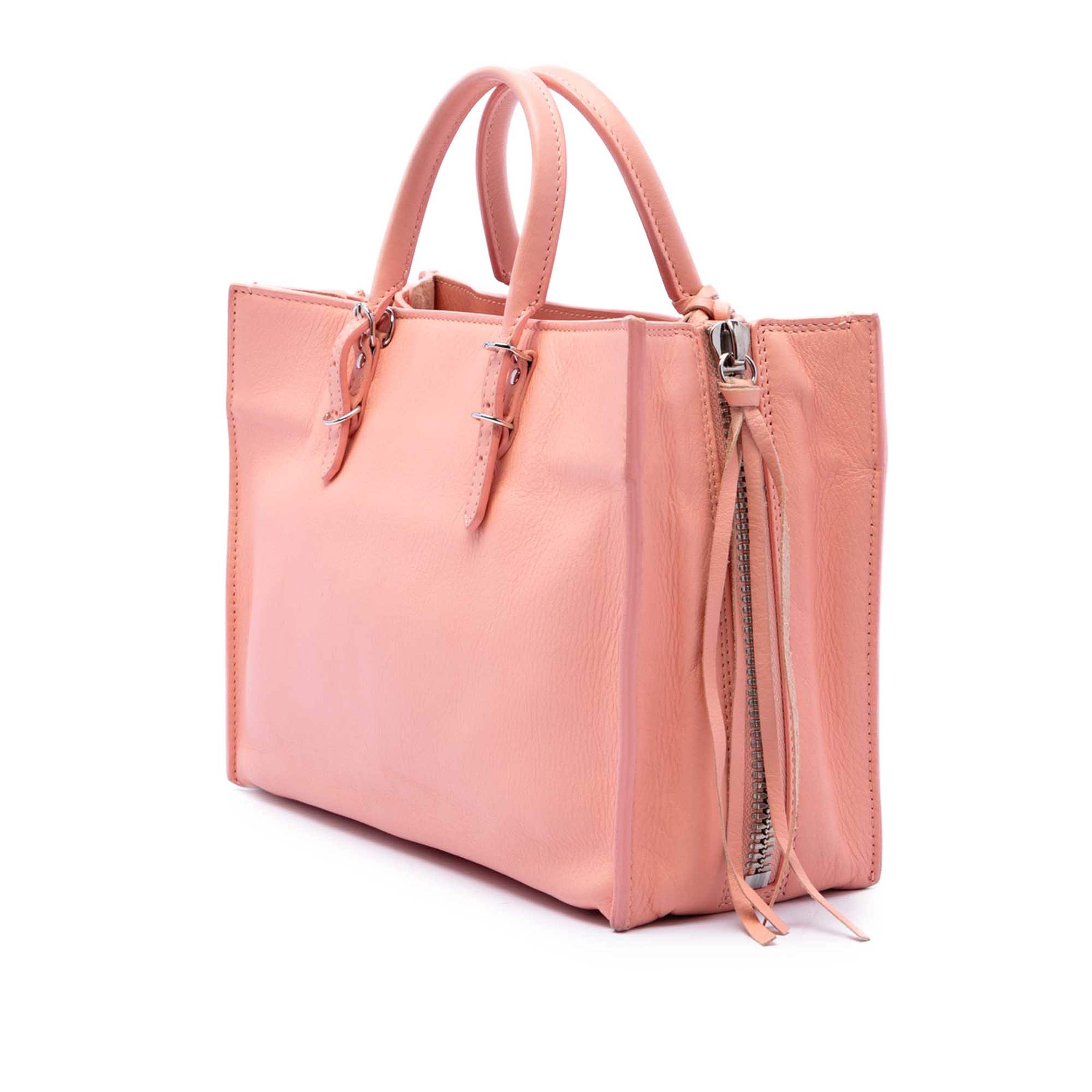 Balenciaga Calfskin Papier A6 Zip Around Satchel, från Luxclusif, i färgen rosa. Klicka för att öppna bilden i stort format