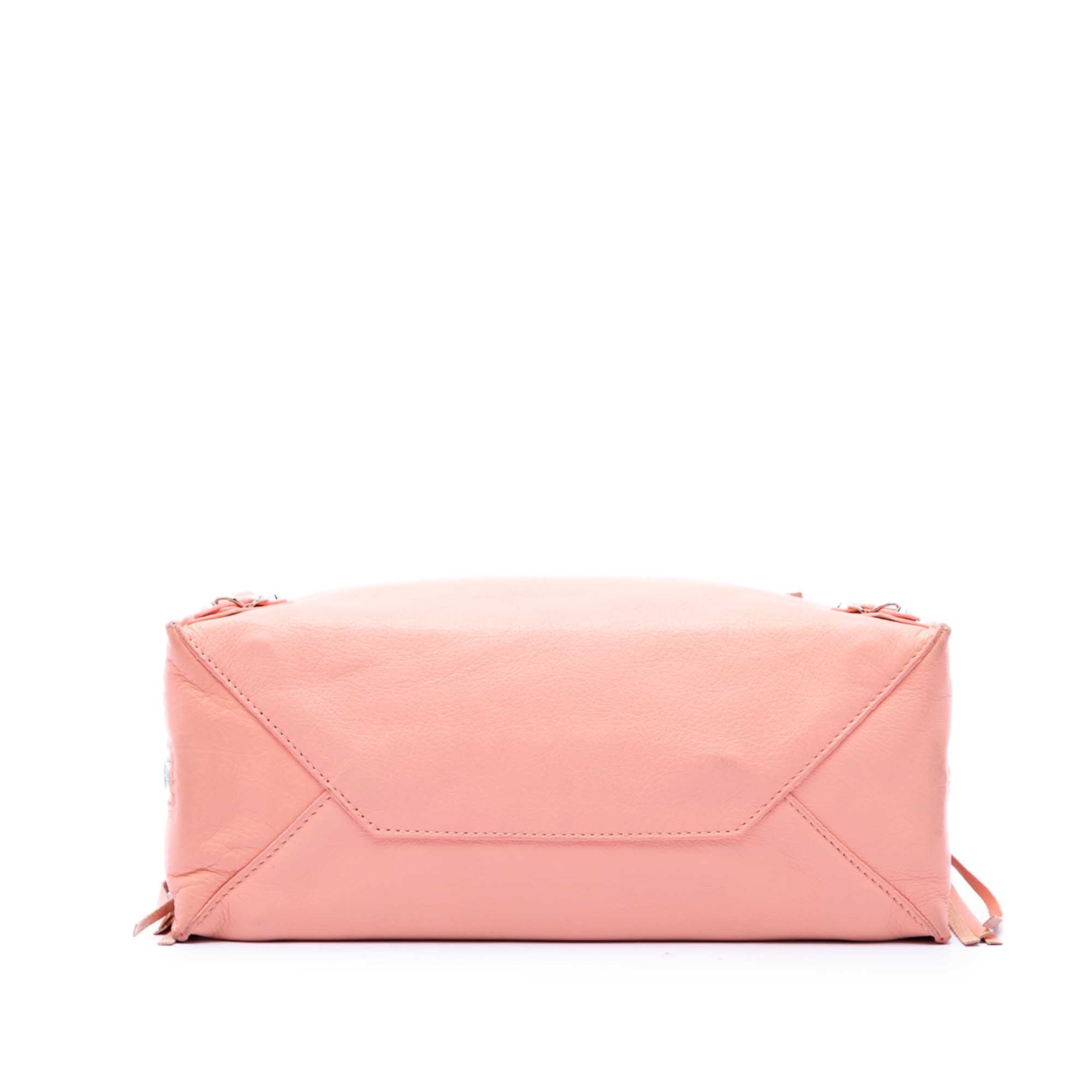 Balenciaga Calfskin Papier A6 Zip Around Satchel, från Luxclusif, i färgen rosa. Klicka för att öppna bilden i stort format
