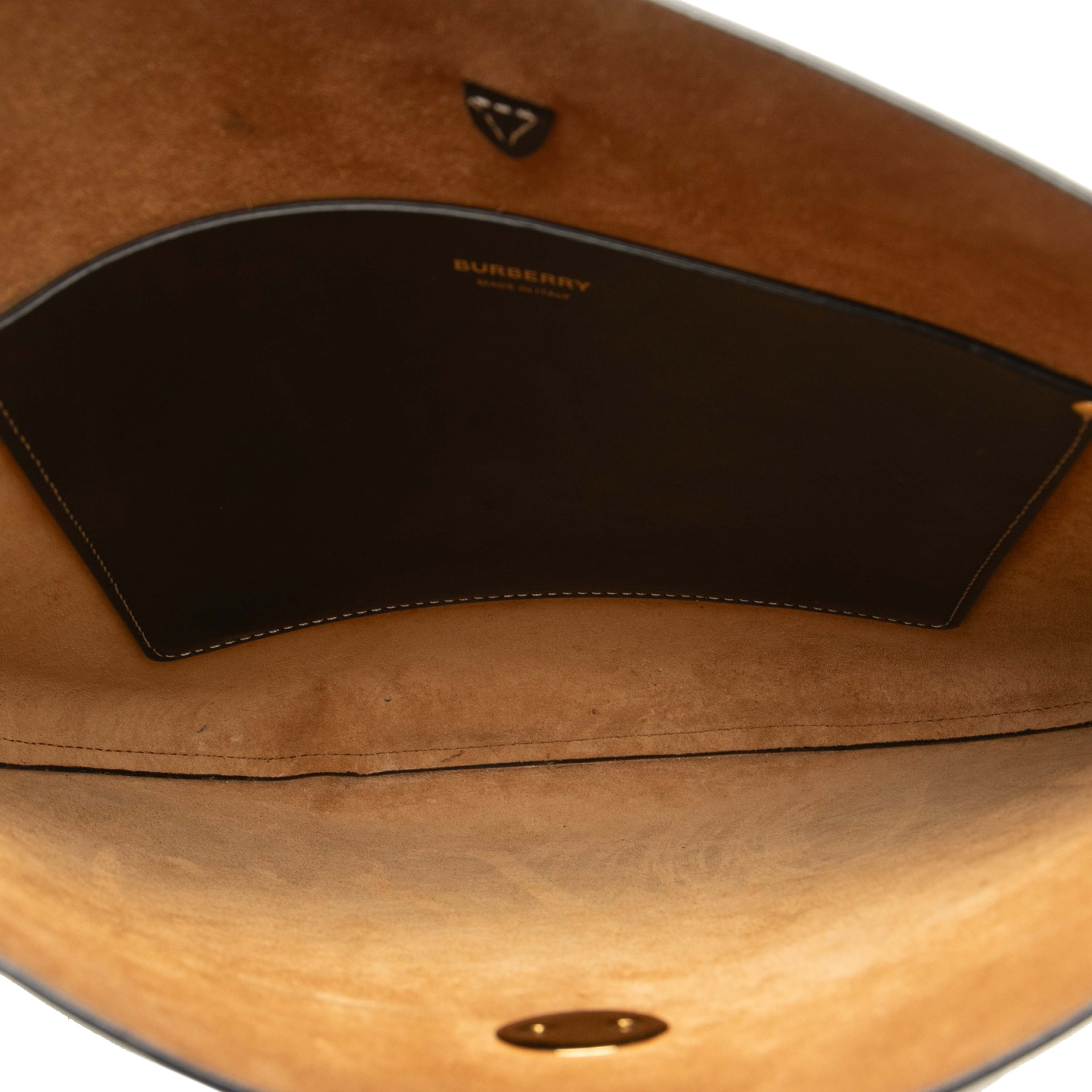 Burberry Leather Tb Anne Hobo, från Luxclusif, i färgen black. Klicka för att öppna bilden i stort format