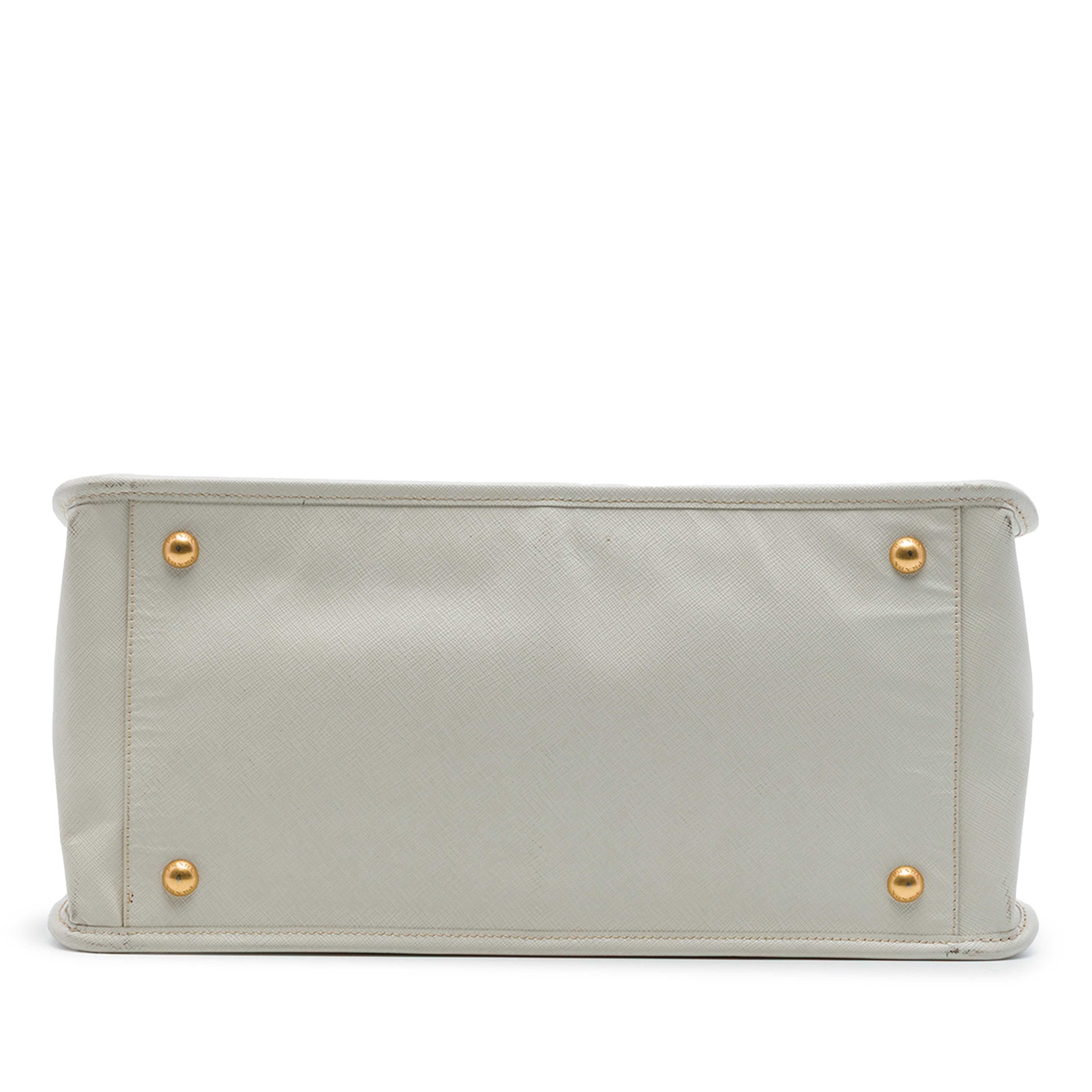 Prada Saffiano Lux Double Zip Satchel, från Luxclusif, i färgen vit. Klicka för att öppna bilden i stort format