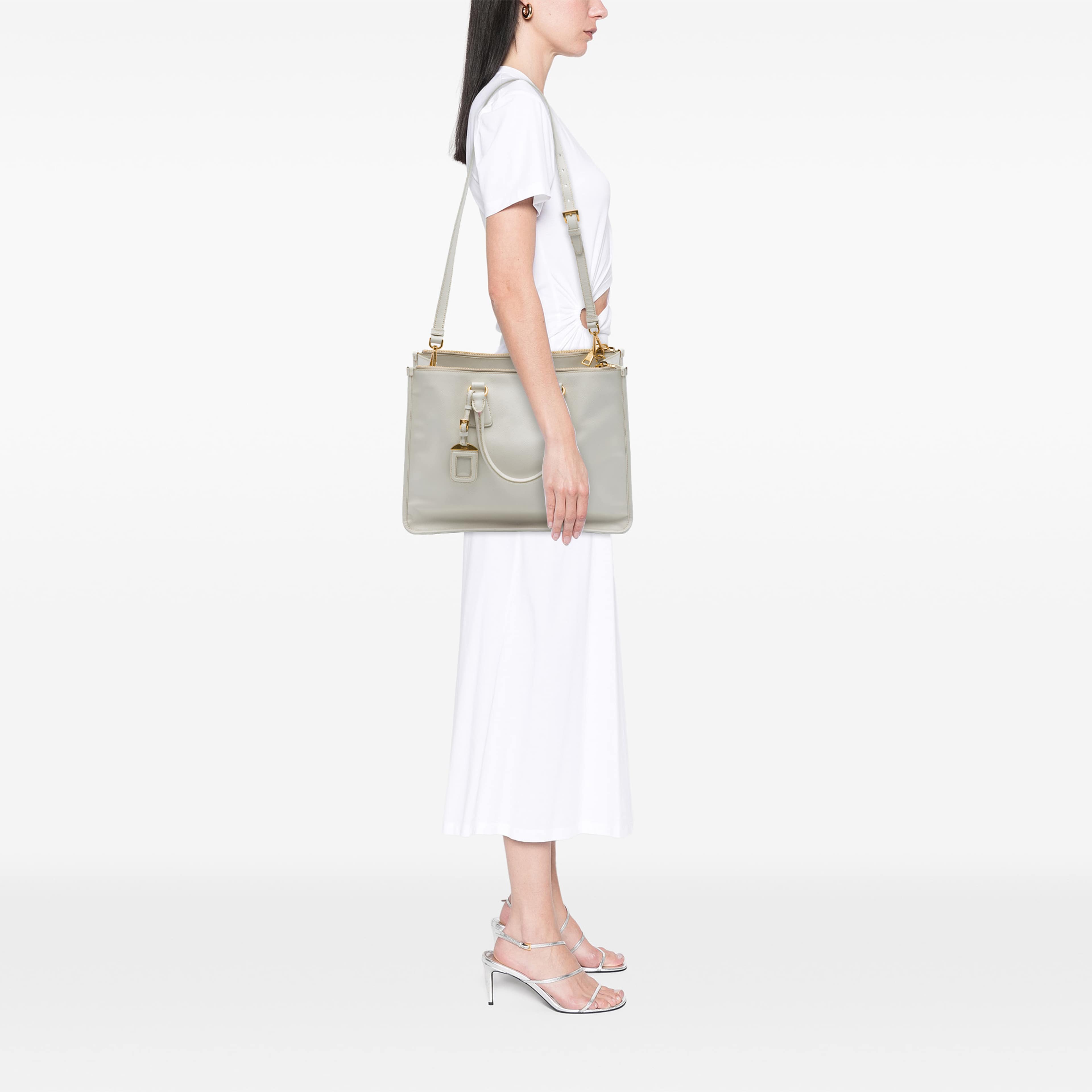 Prada Saffiano Lux Double Zip Satchel, från Luxclusif, i färgen vit. Klicka för att öppna bilden i stort format
