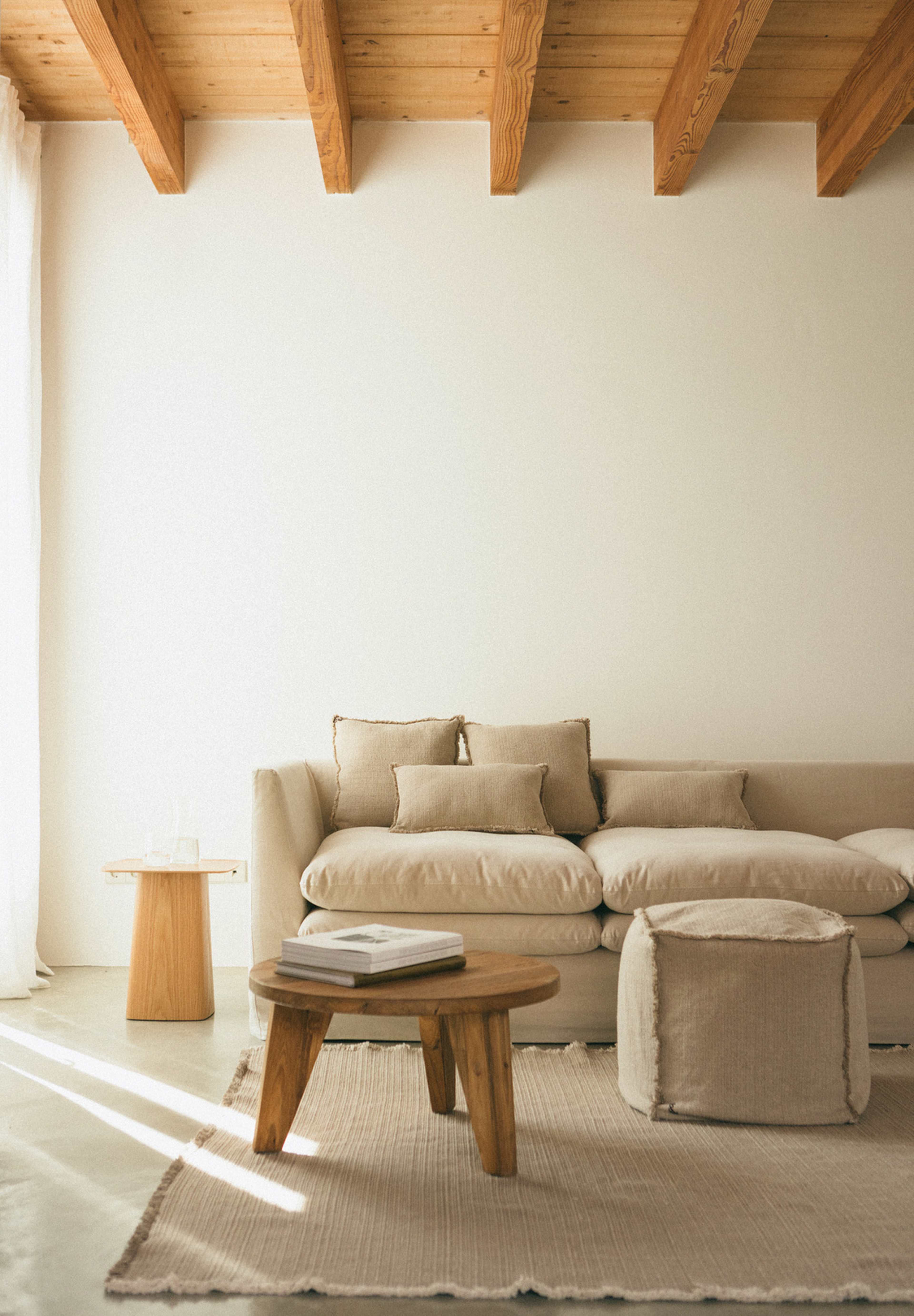 Handvävd Fyrkantig Kudde, från LORENA CANALS, i färgen naturlig och beige. Klicka för att öppna bilden i stort format