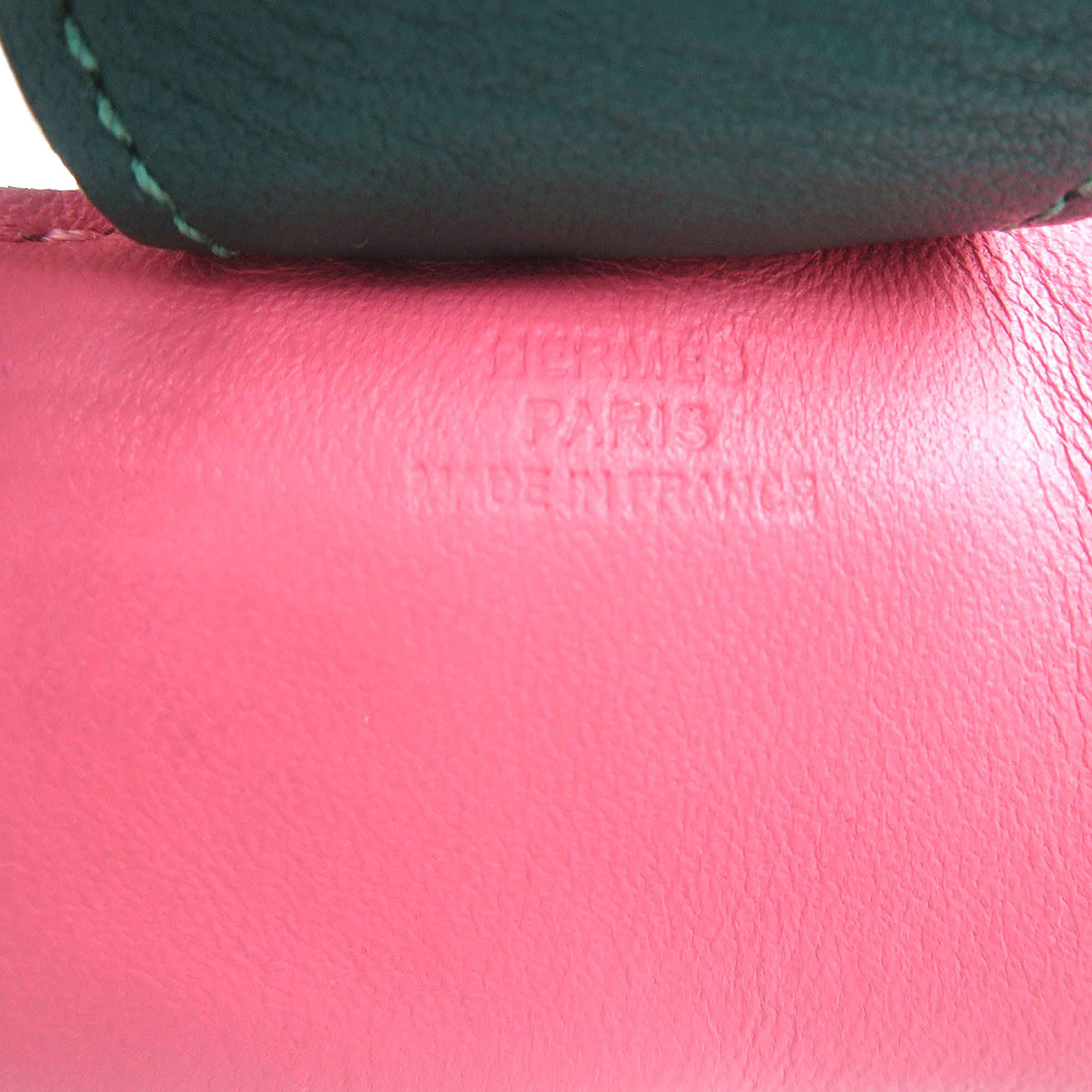 Hermès Milo Lambskin Grigri Rodeo Pegase Bag Charm Gm, från Luxclusif, i färgen rosa. Klicka för att öppna bilden i stort format