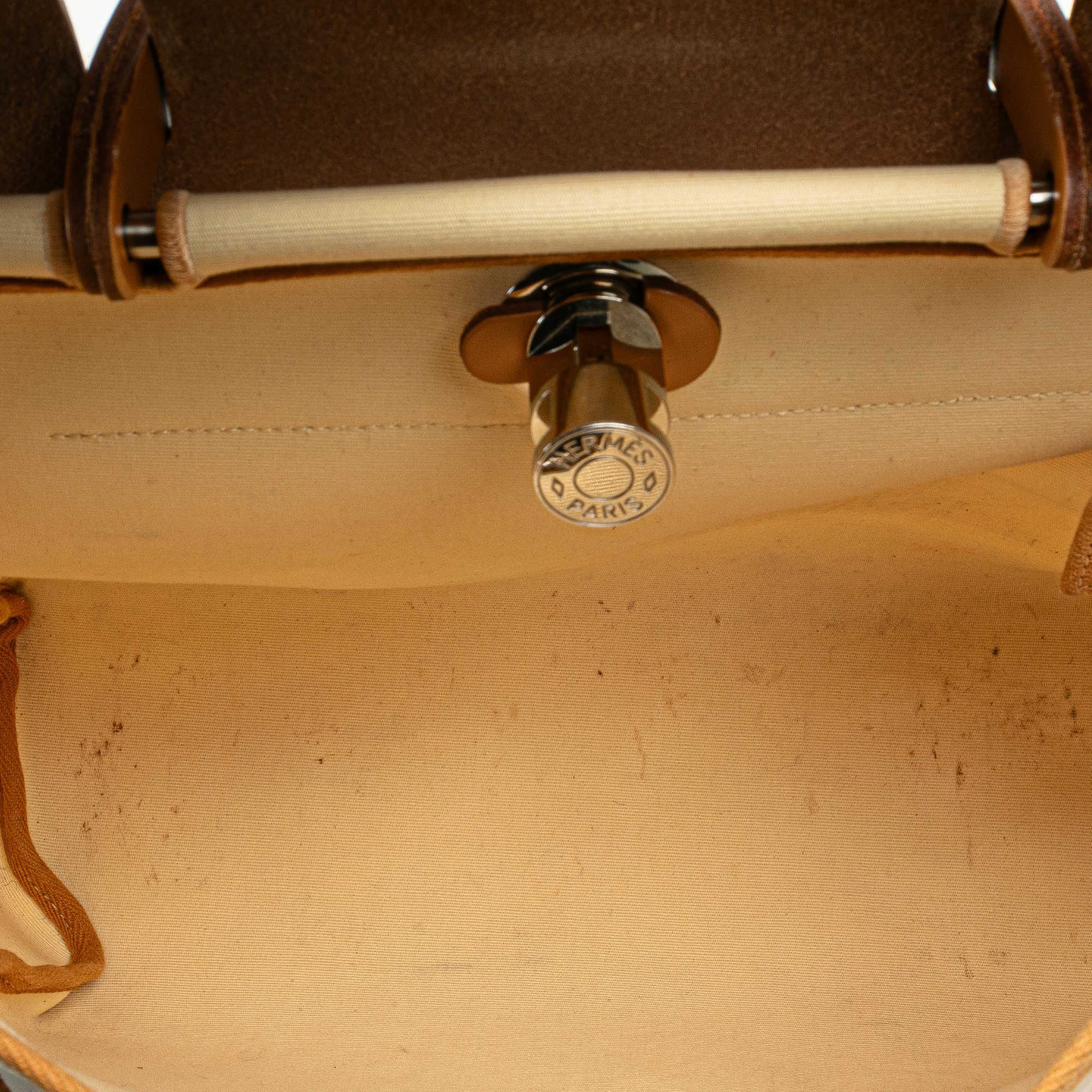 Hermès Toile Herbag Zip 31, från Luxclusif, i färgen beige. Klicka för att öppna bilden i stort format