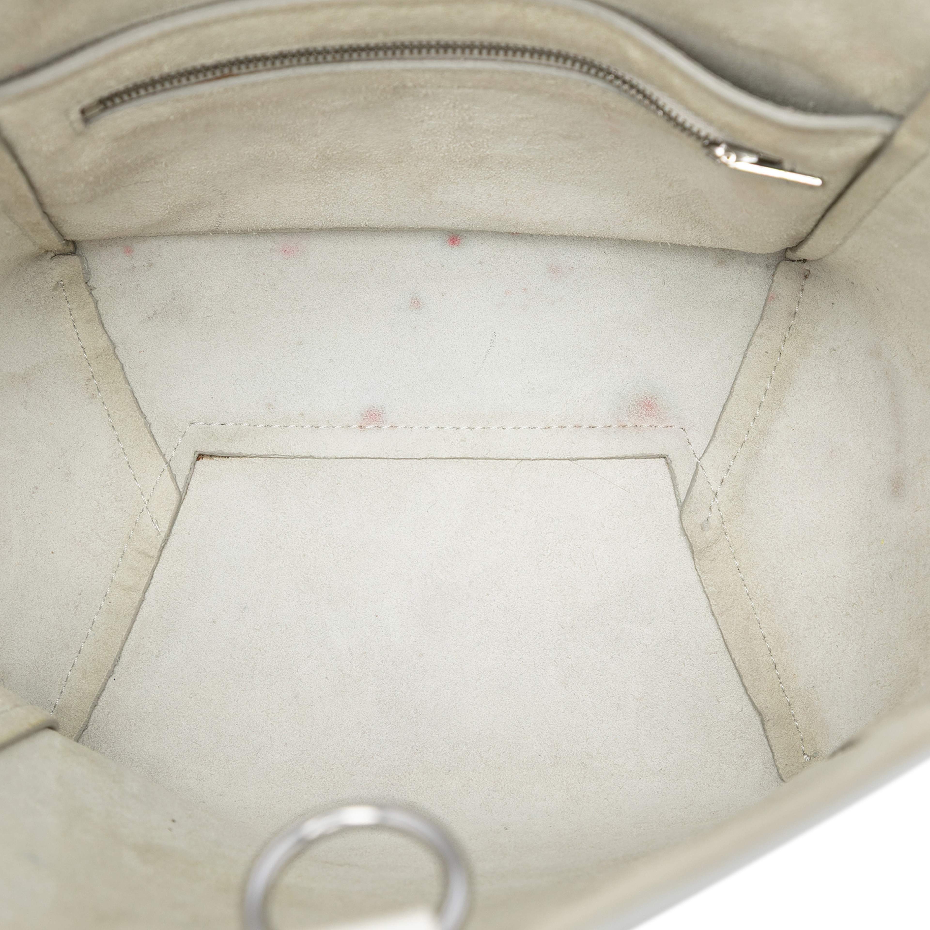 Celine Small Soft Grained Calfskin Seau Sangle Bucket Bag, från Luxclusif, i färgen white. Klicka för att öppna bilden i stort format