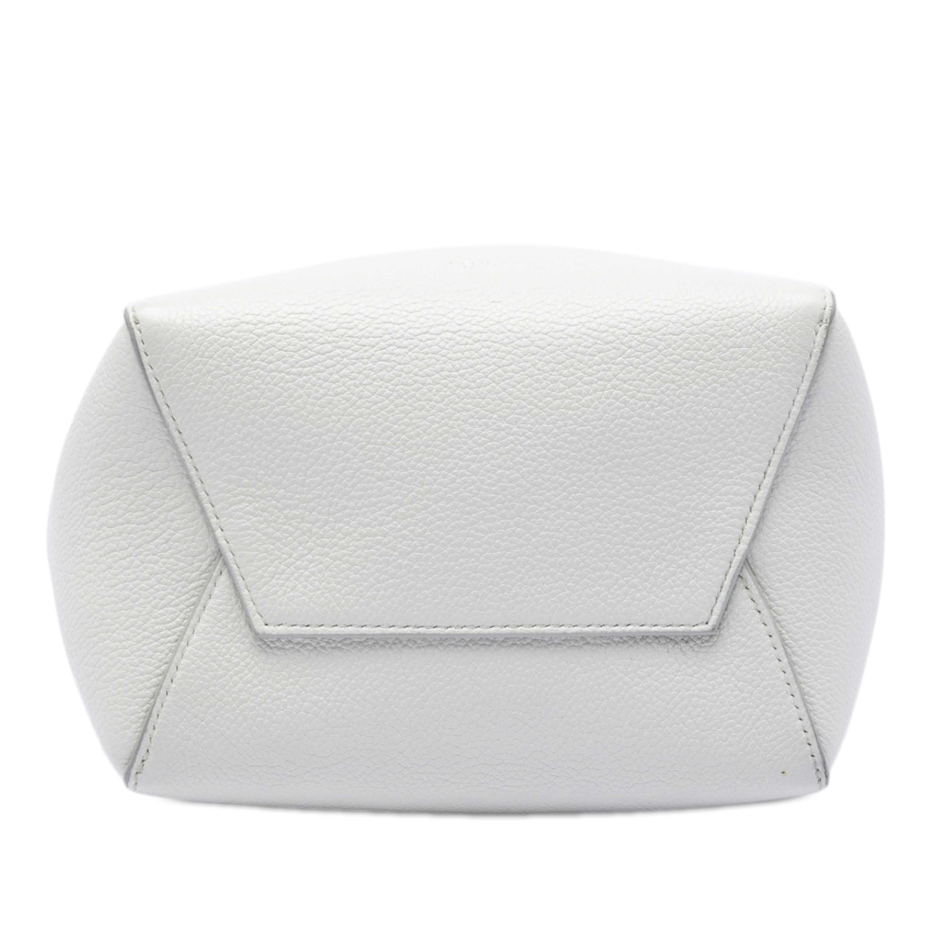 Celine Small Soft Grained Calfskin Seau Sangle Bucket Bag, från Luxclusif, i färgen white. Klicka för att öppna bilden i stort format