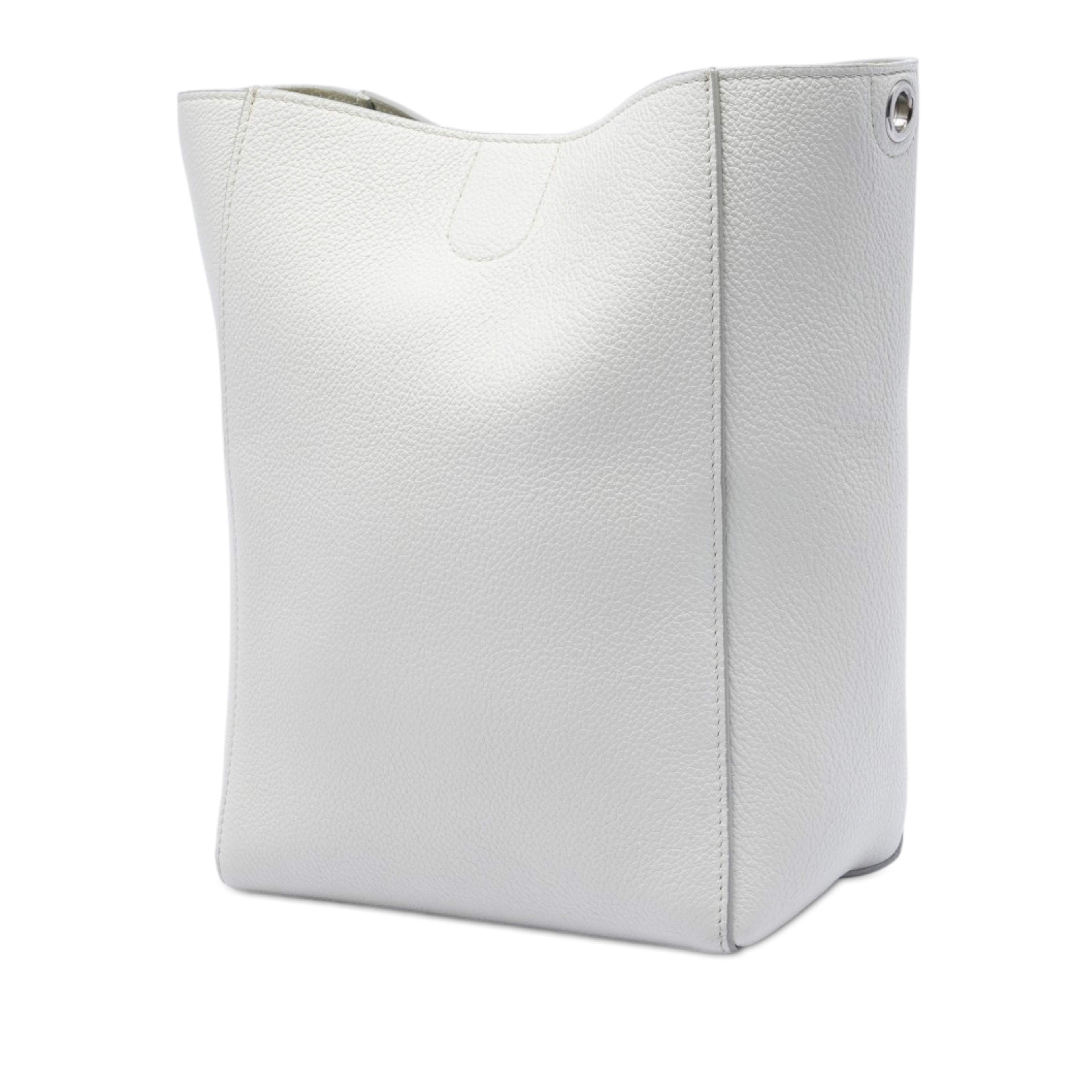 Celine Small Soft Grained Calfskin Seau Sangle Bucket Bag, från Luxclusif, i färgen white. Klicka för att öppna bilden i stort format