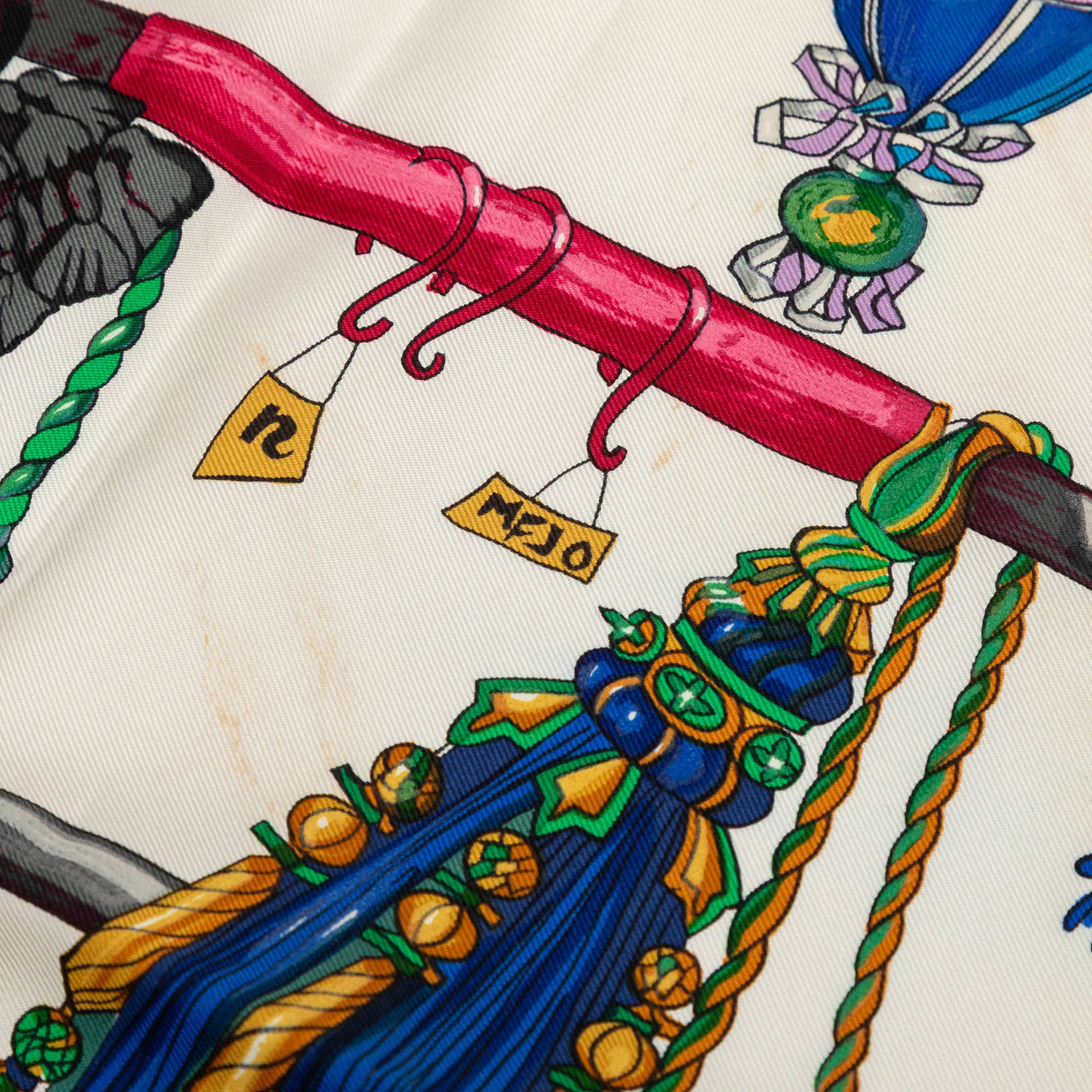 Hermès Passementerie Silk Scarf, från Luxclusif, i färgen red. Klicka för att öppna bilden i stort format