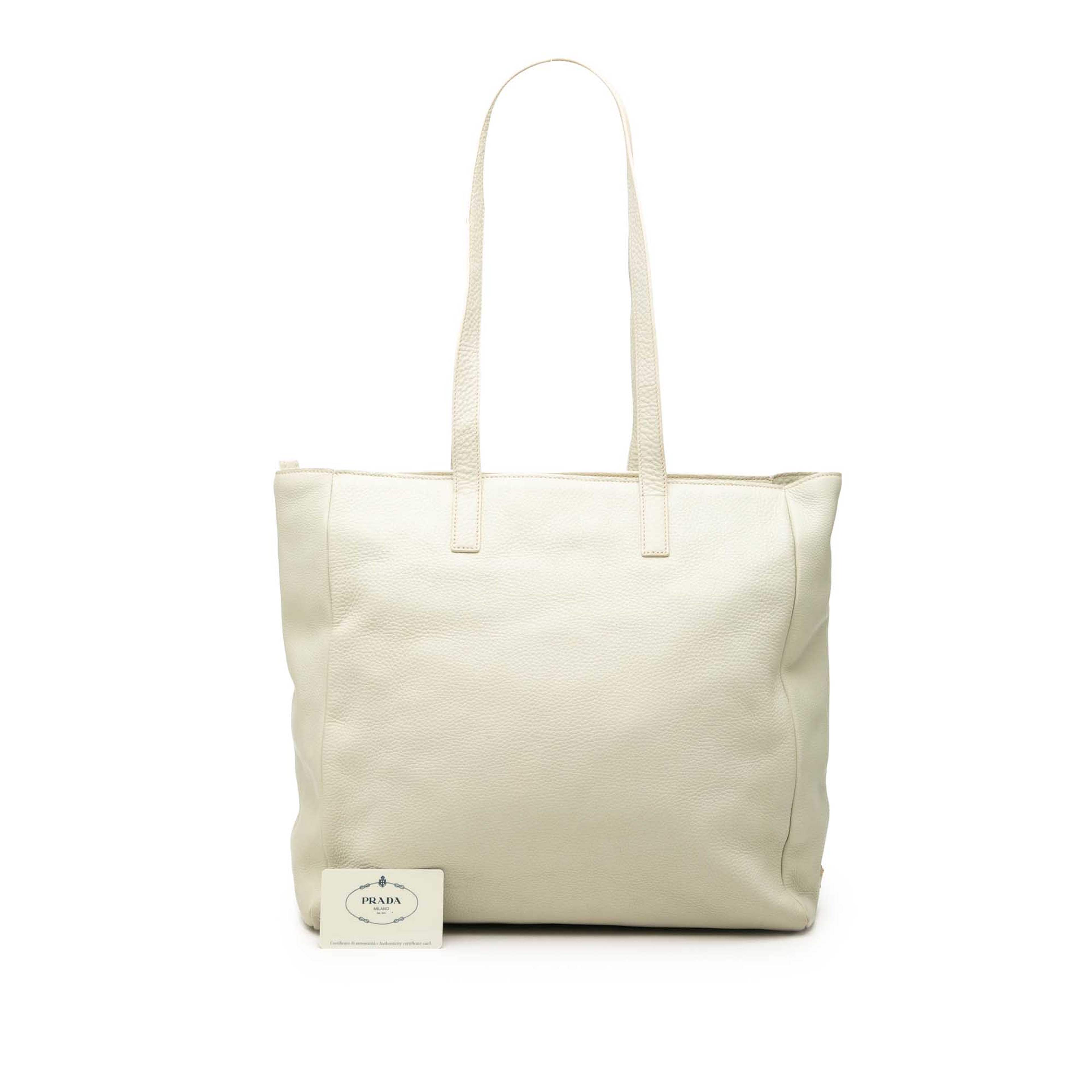 Prada Vitello Daino Tote, från Luxclusif, i färgen vit. Klicka för att öppna bilden i stort format