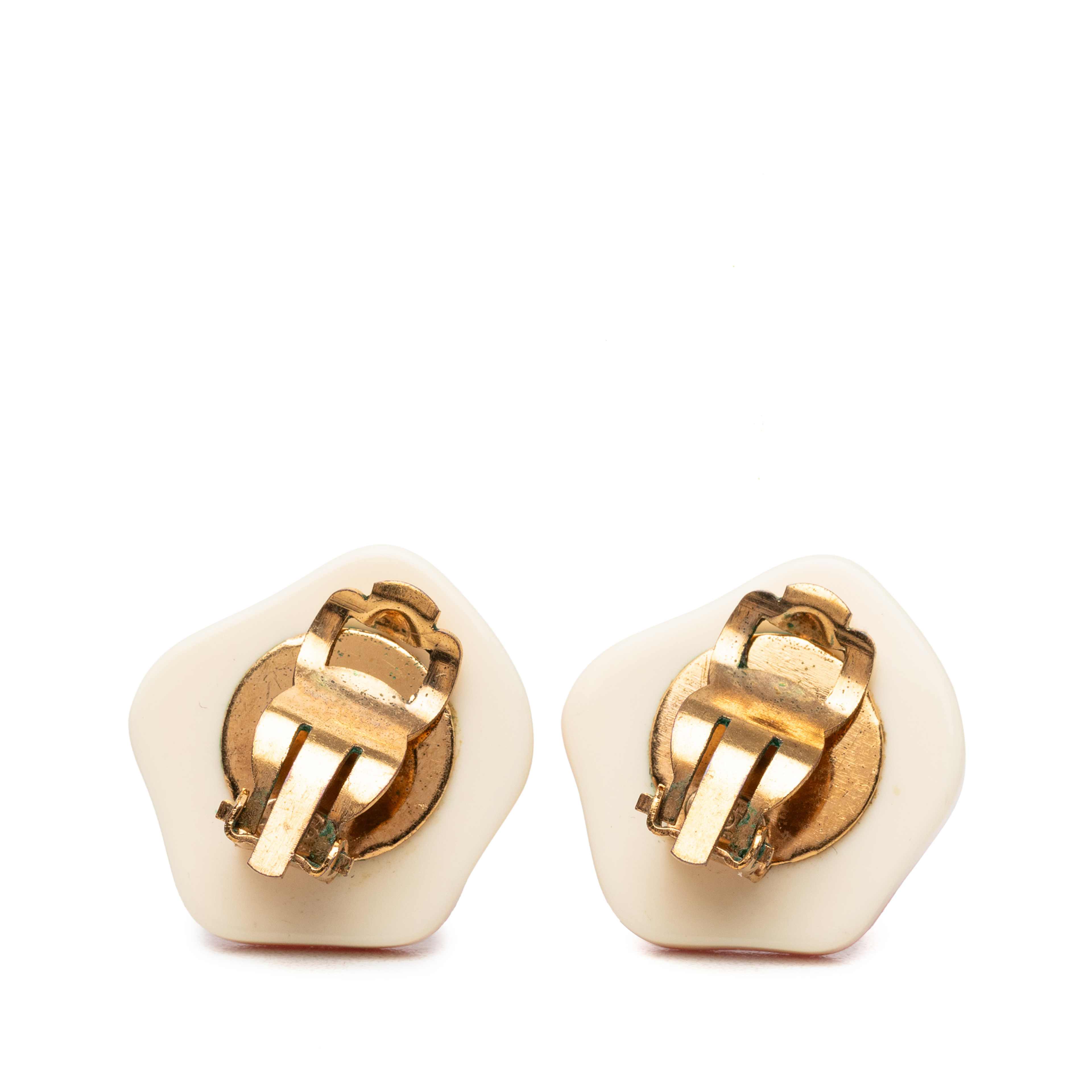 Chanel Cc Resin Camellia Clip On Earrings, från Luxclusif, i färgen vit. Klicka för att öppna bilden i stort format