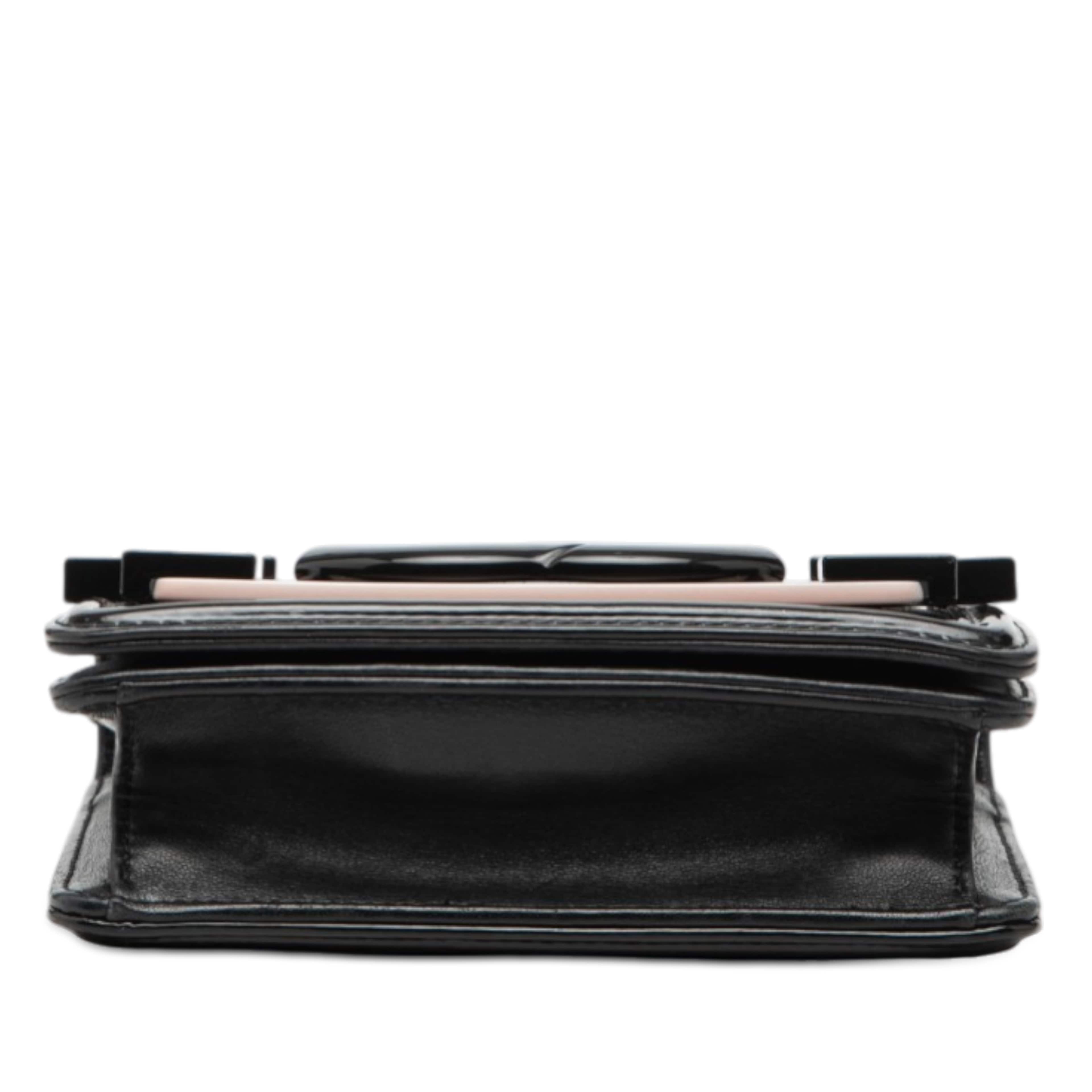 Chanel Mini Patent And Acrylic Striped Boy Brick Flap, från Luxclusif, i färgen black. Klicka för att öppna bilden i stort format