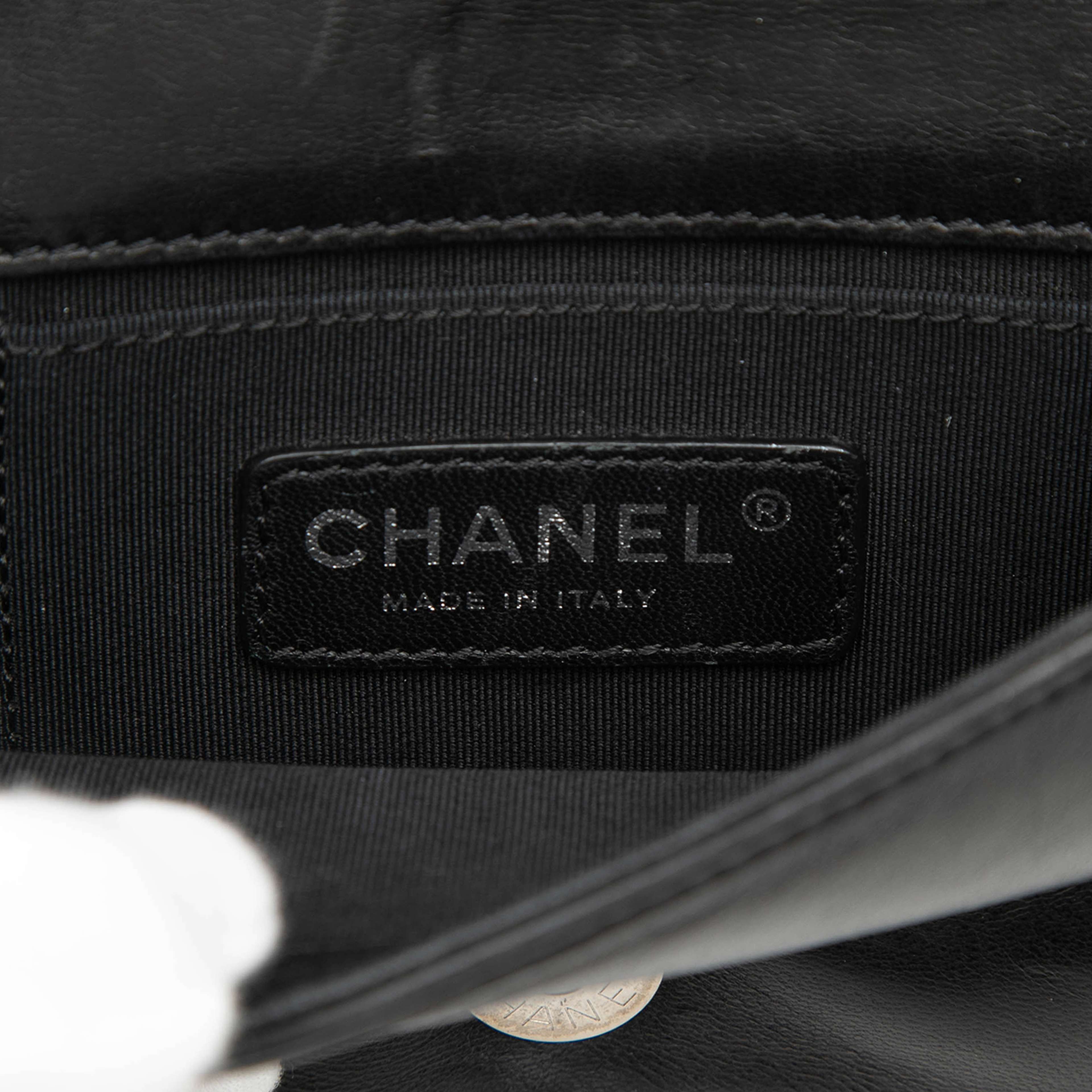 Chanel Mini Patent And Acrylic Striped Boy Brick Flap, från Luxclusif, i färgen black. Klicka för att öppna bilden i stort format