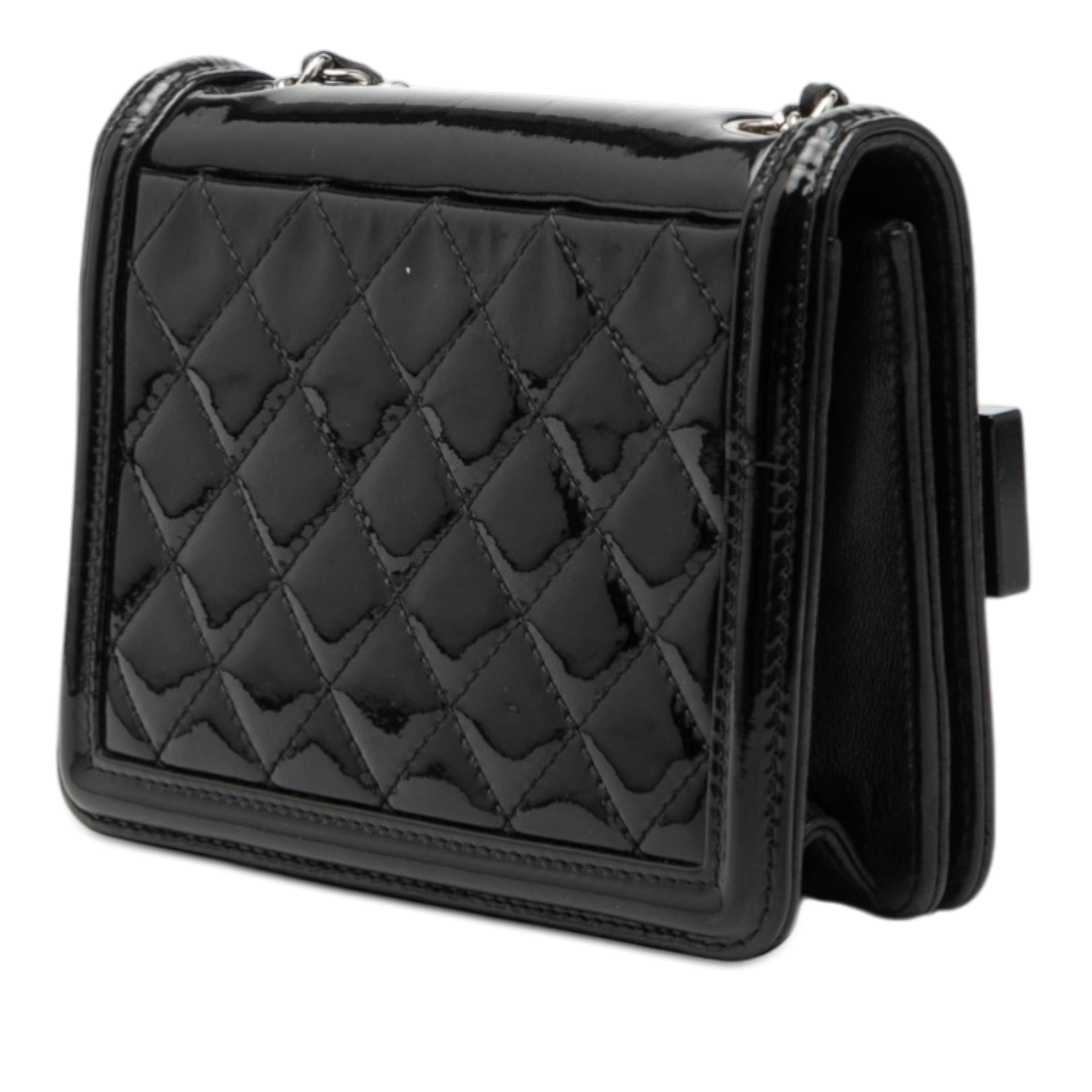 Chanel Mini Patent And Acrylic Striped Boy Brick Flap, från Luxclusif, i färgen black. Klicka för att öppna bilden i stort format