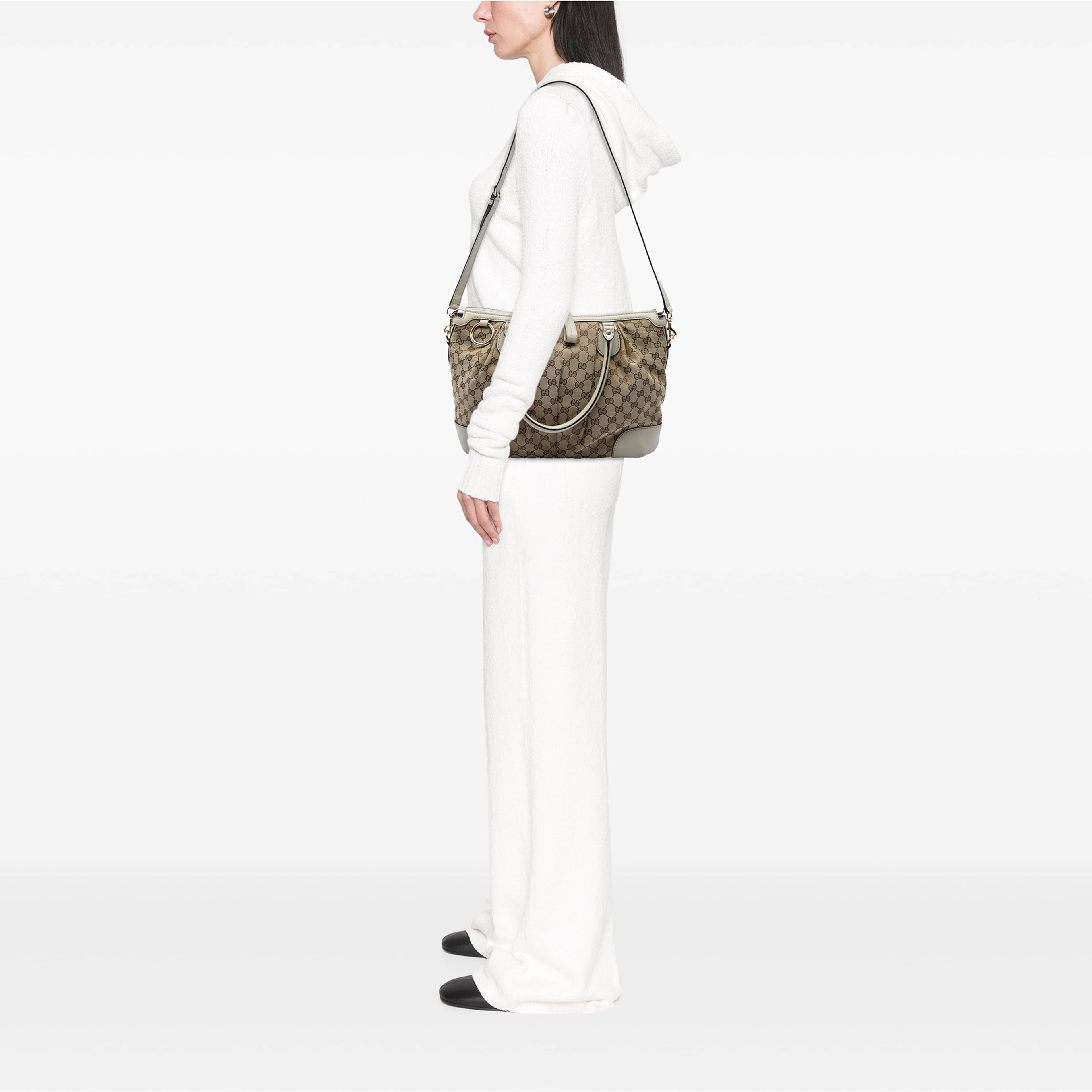 Gucci Gg Canvas Sukey Satchel, från Luxclusif, i färgen beige. Klicka för att öppna bilden i stort format