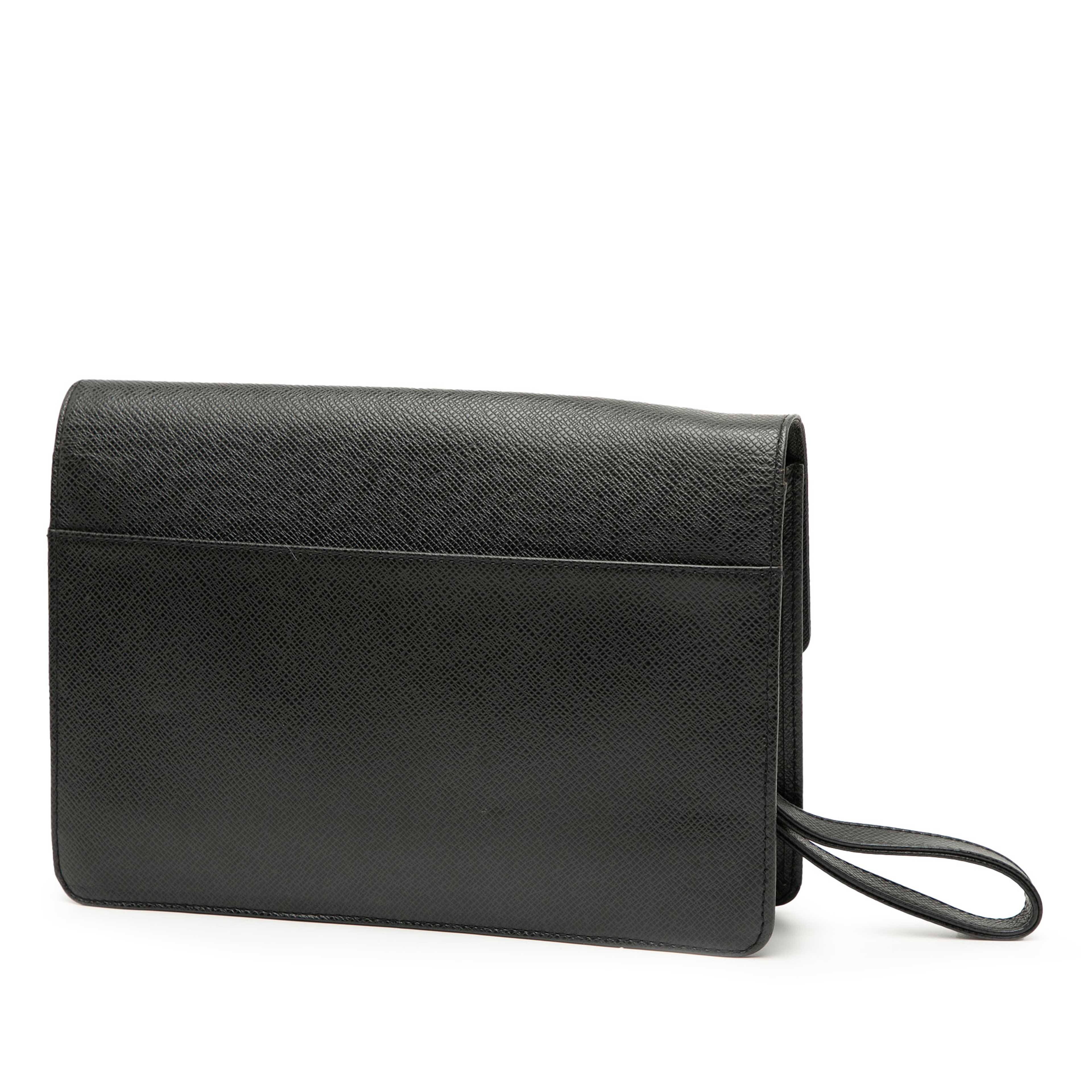 Louis Vuitton Taiga Selenga, från Luxclusif, i färgen black. Klicka för att öppna bilden i stort format