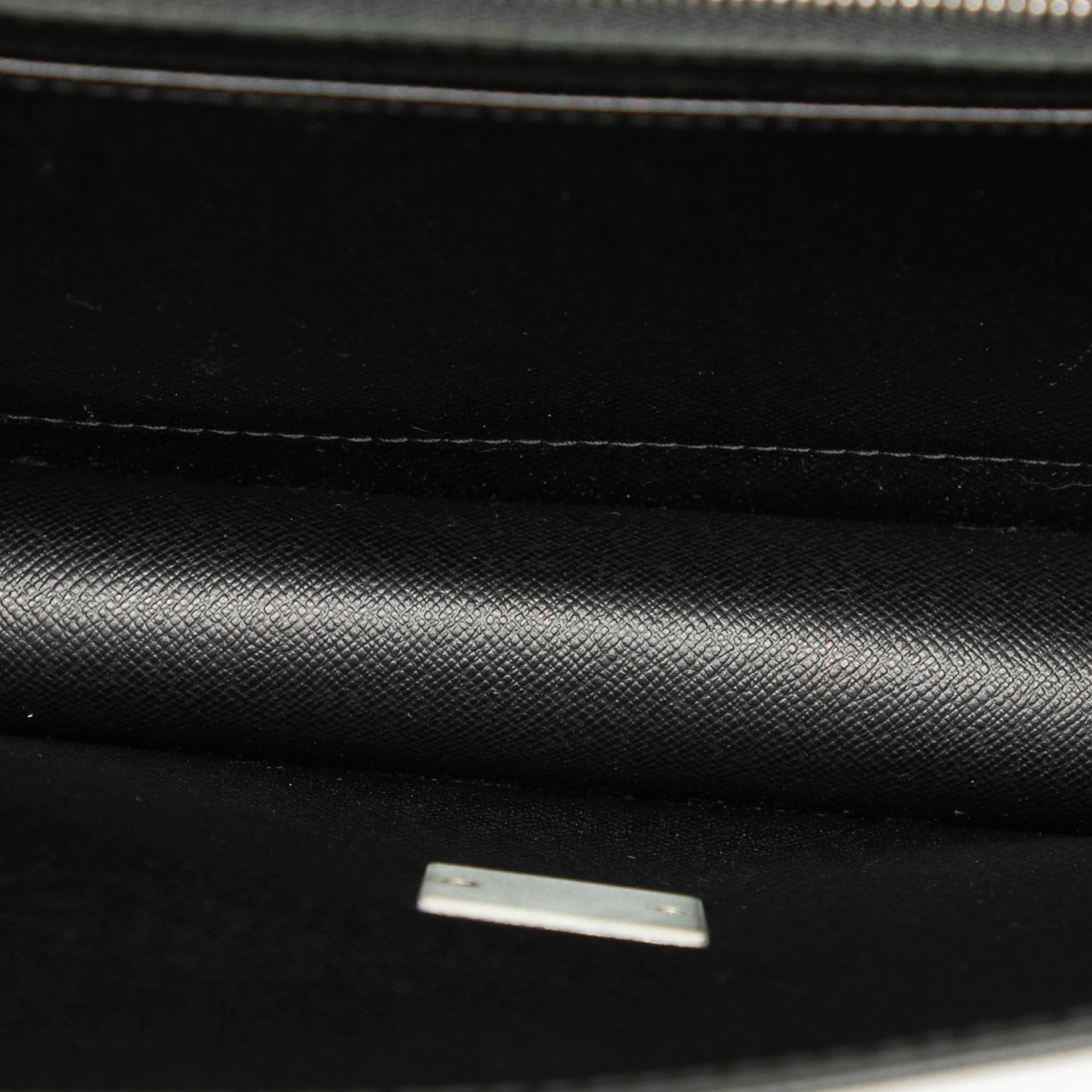 Louis Vuitton Taiga Selenga, från Luxclusif, i färgen black. Klicka för att öppna bilden i stort format