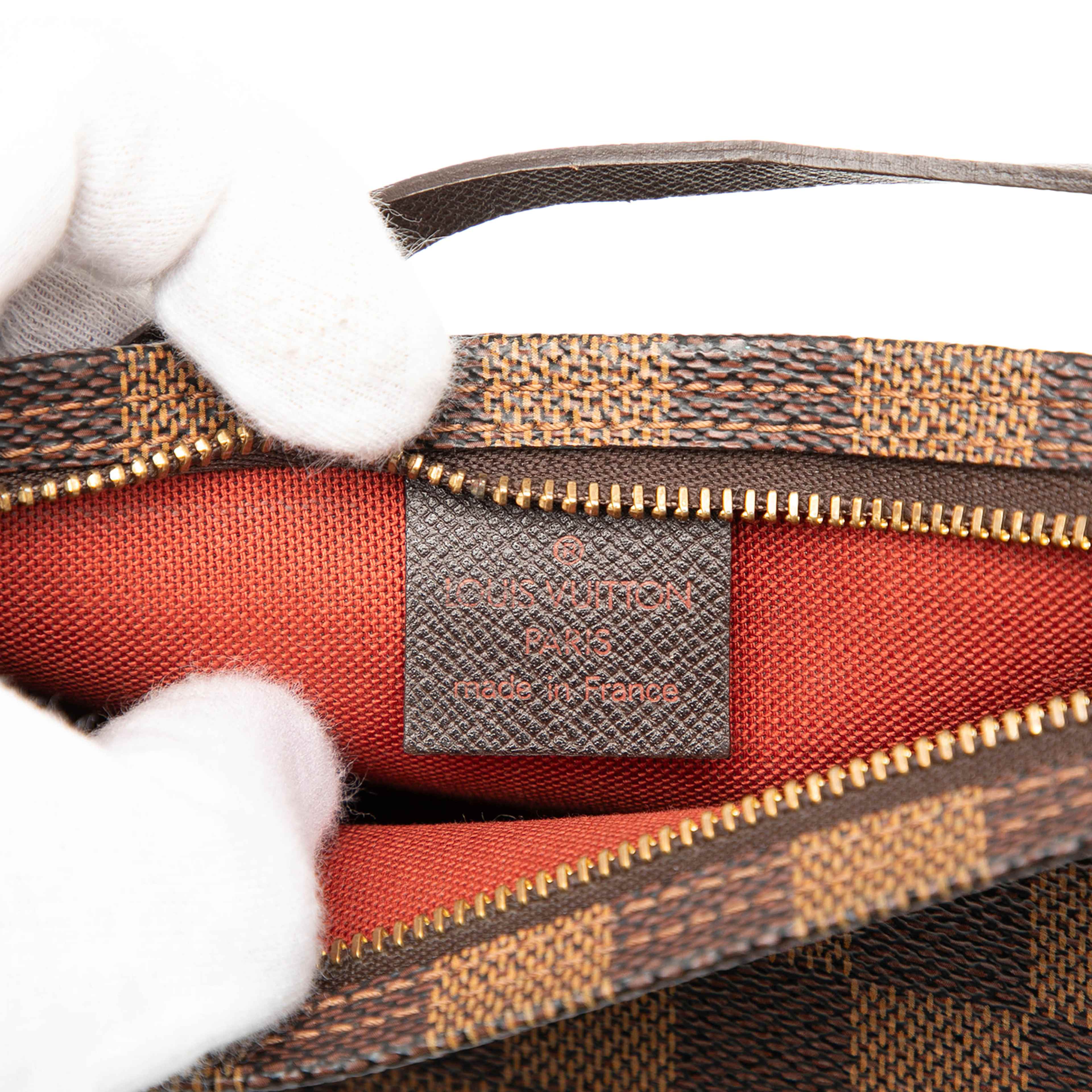 Louis Vuitton Damier Ebene Trousse Pochette, från Luxclusif, i färgen brown. Klicka för att öppna bilden i stort format