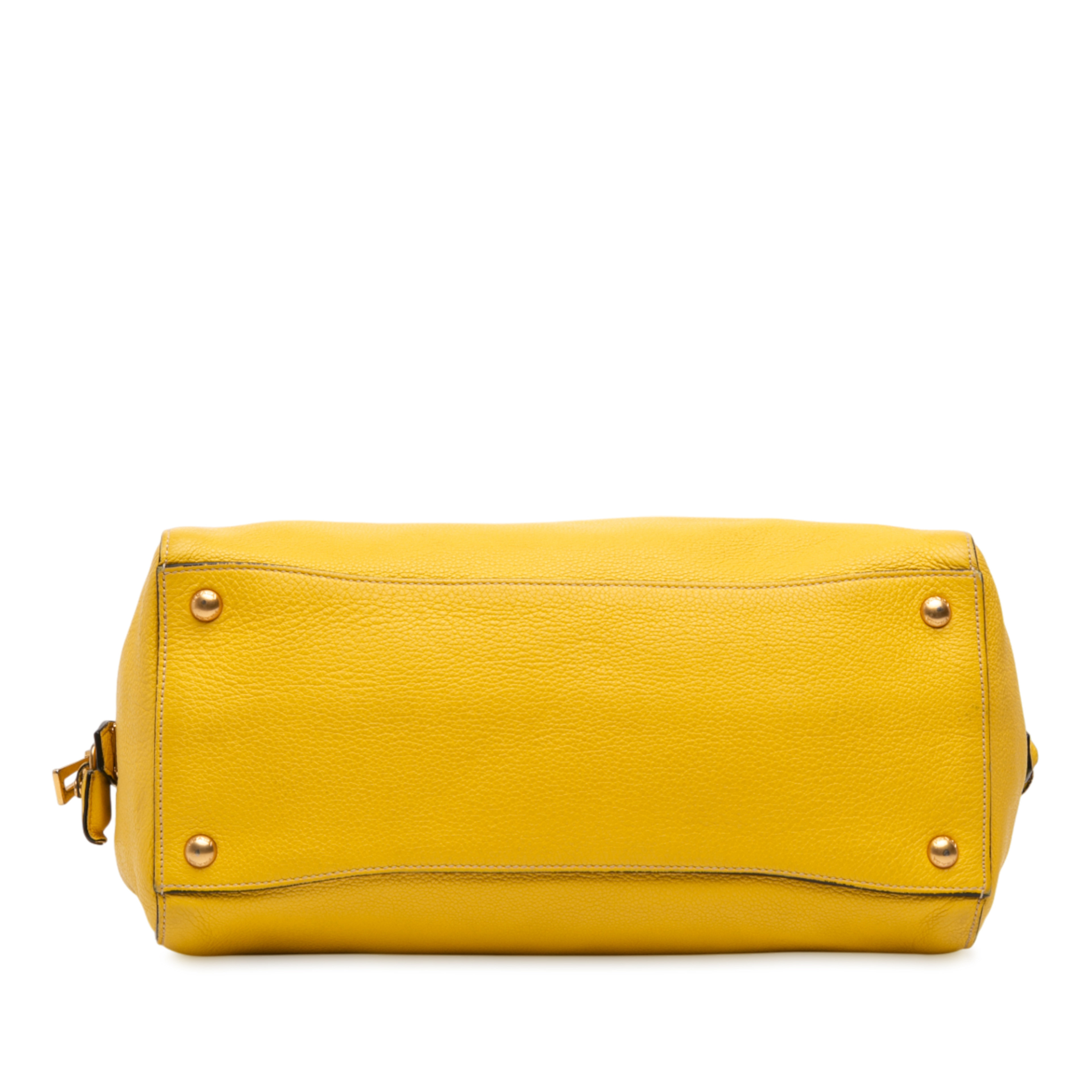 Prada Vitello Grain Satchel, från Luxclusif, i färgen yellow. Klicka för att öppna bilden i stort format