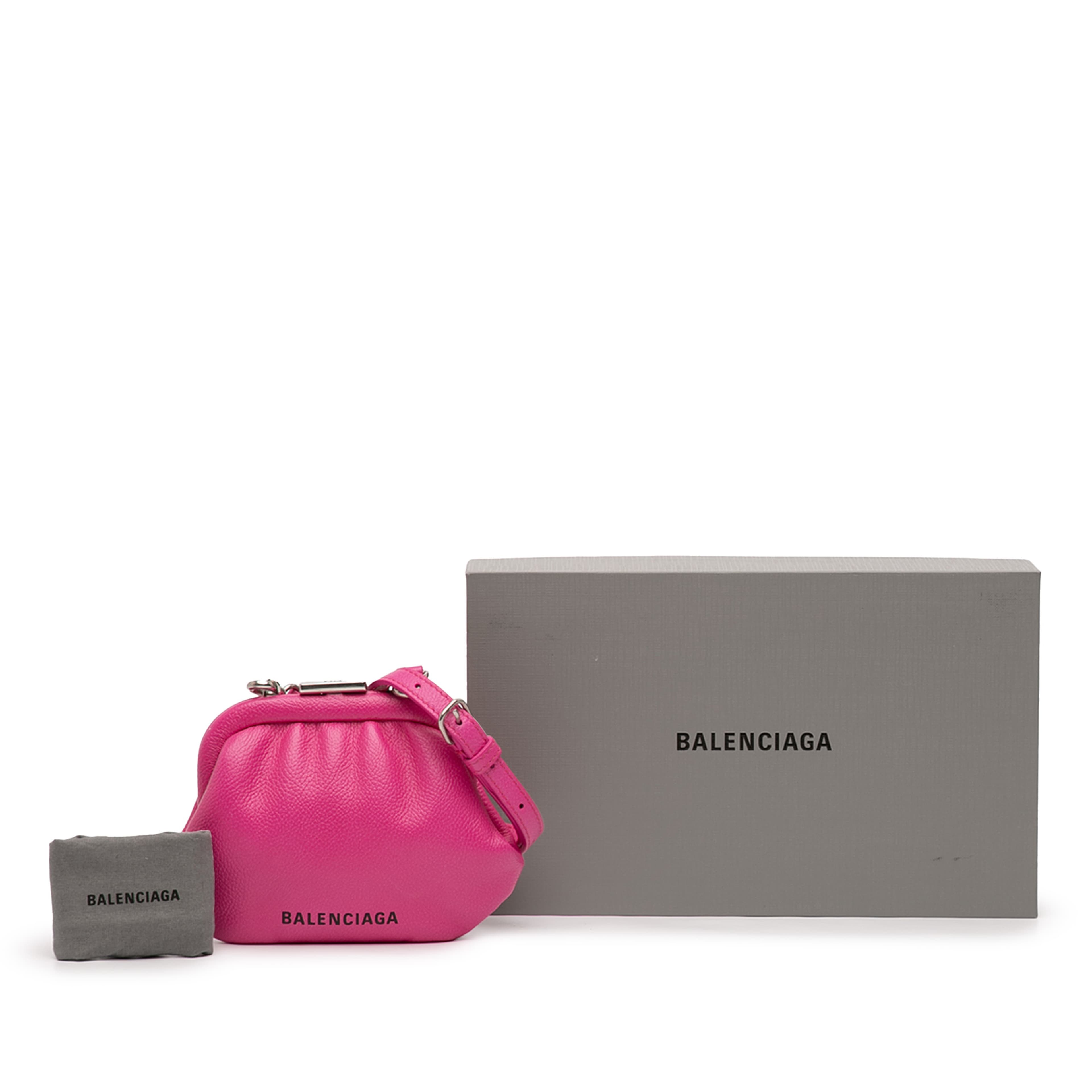 Balenciaga Mini Grained Calfskin Cloud Coin Purse On Strap, från Luxclusif, i färgen rosa. Klicka för att öppna bilden i stort format