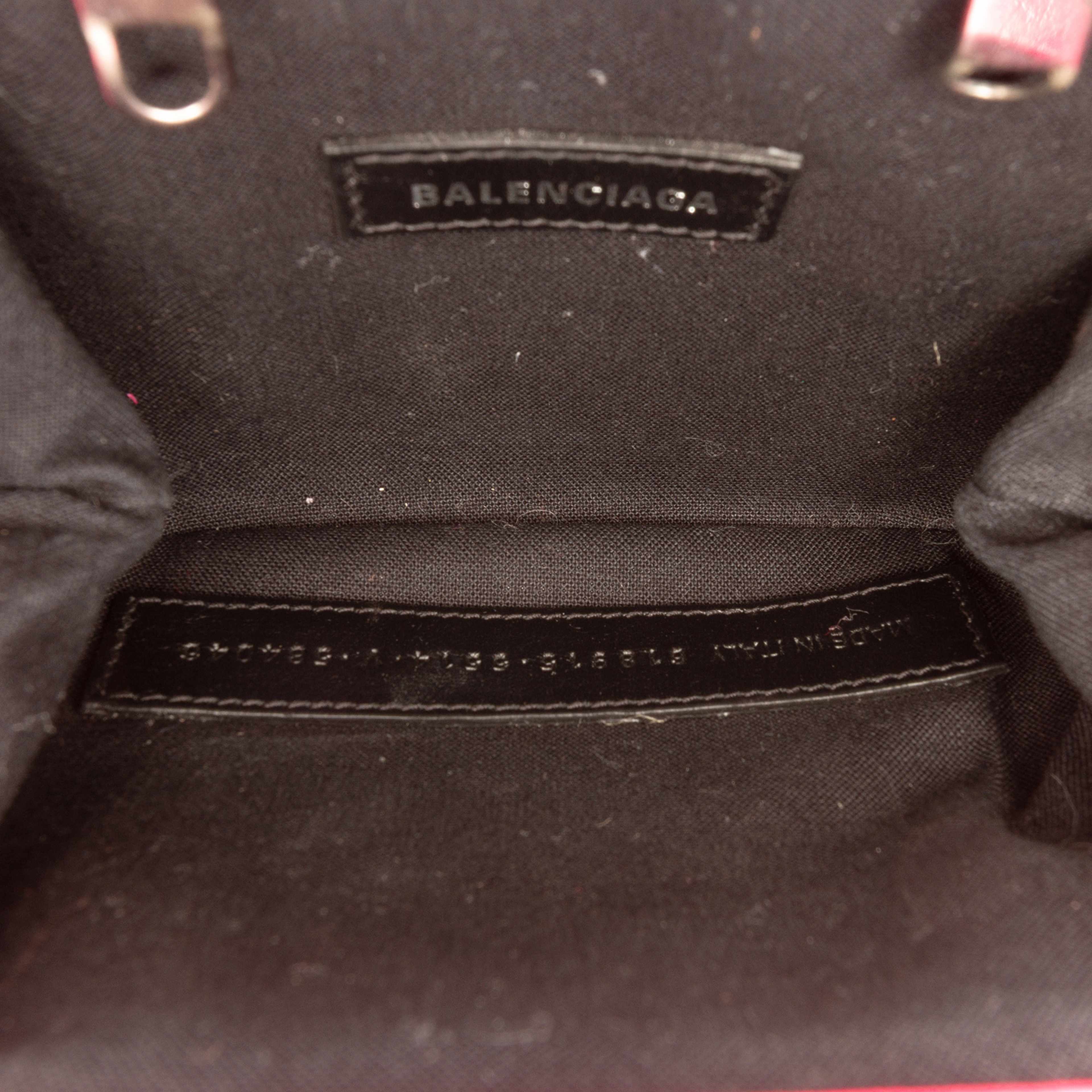 Balenciaga Mini Grained Calfskin Cloud Coin Purse On Strap, från Luxclusif, i färgen hot pink. Klicka för att öppna bilden i stort format