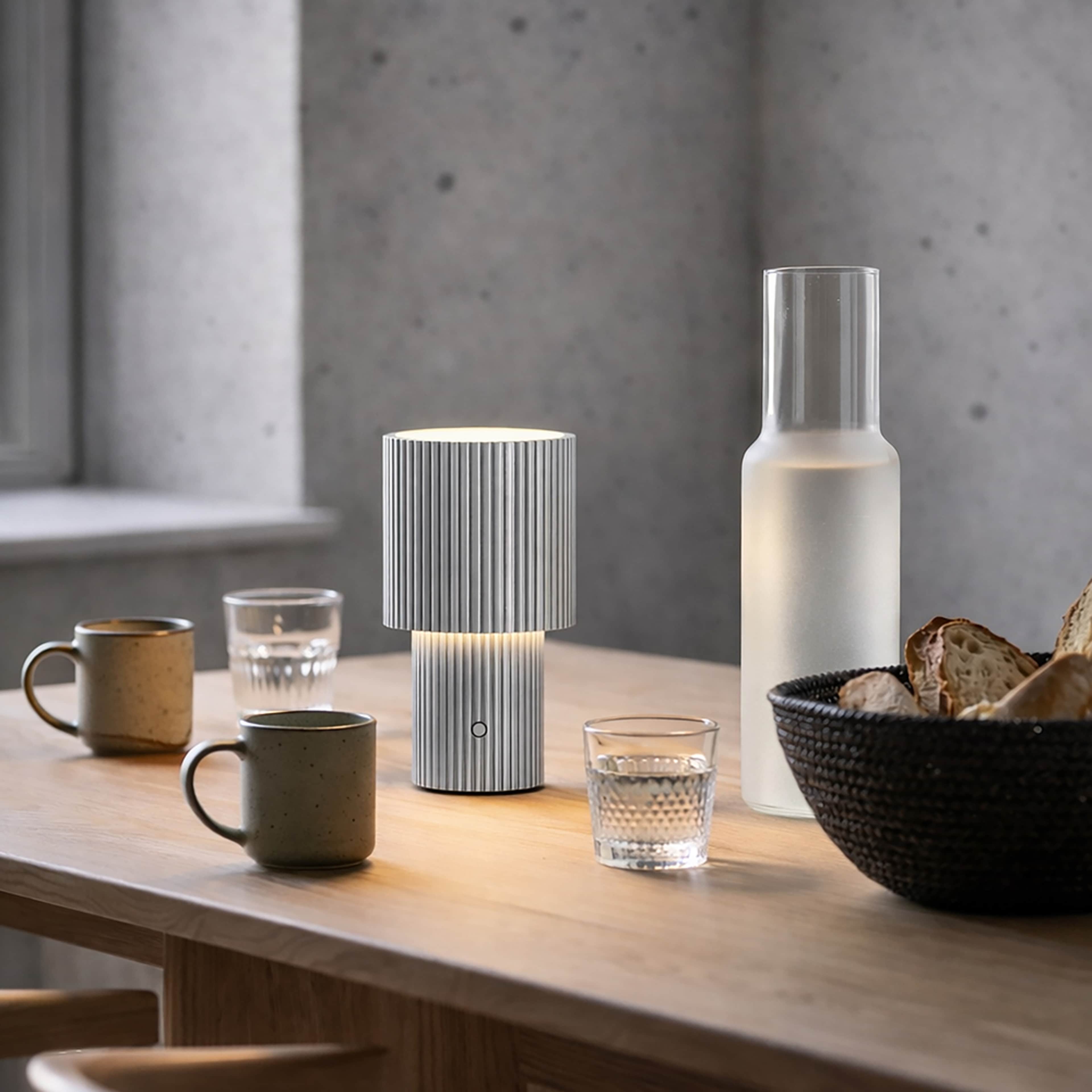 Bordslampa Iluma Portabel, från Herstal, i färgen silver. Klicka för att öppna bilden i stort format