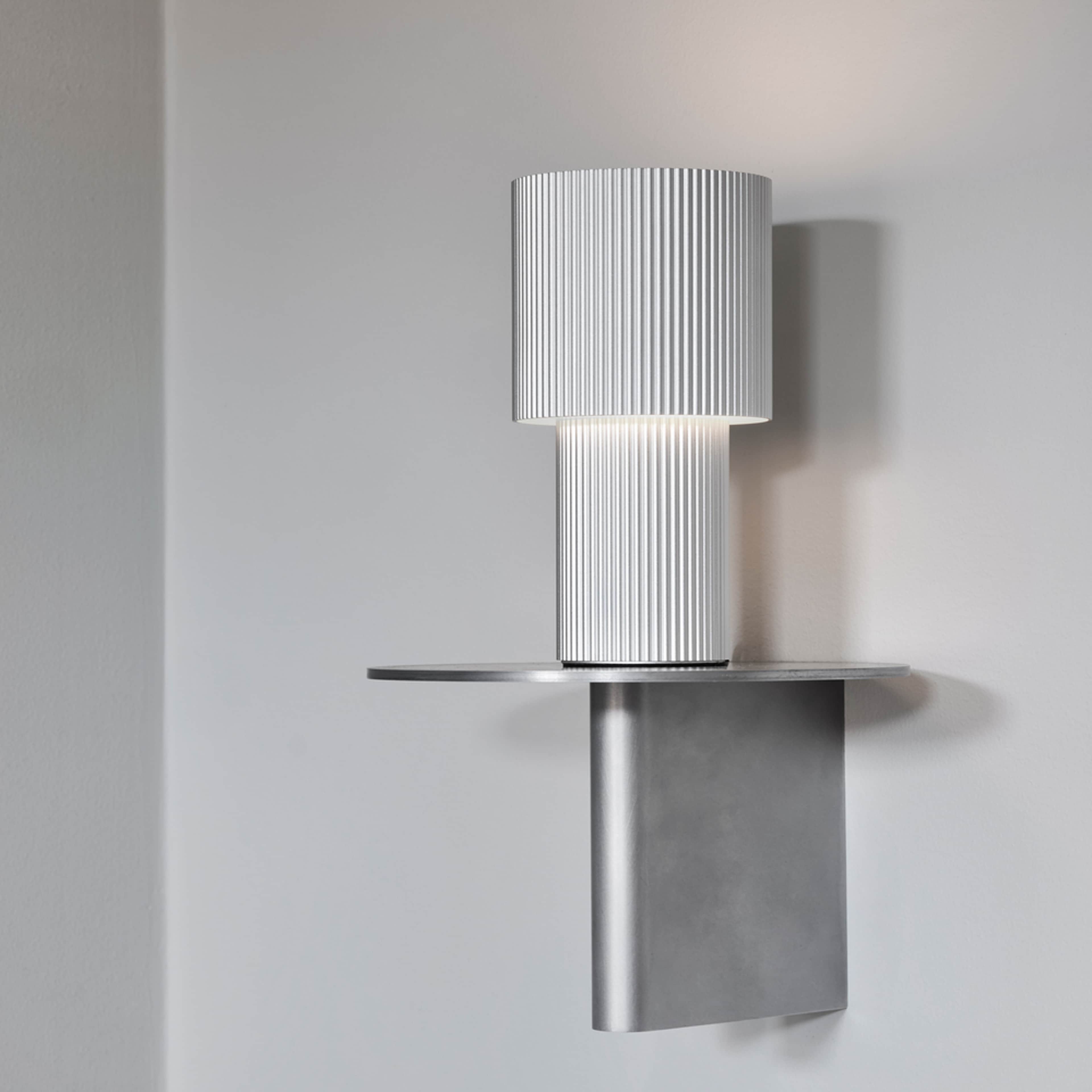 Bordslampa Iluma Portabel, från Herstal, i färgen silver. Klicka för att öppna bilden i stort format
