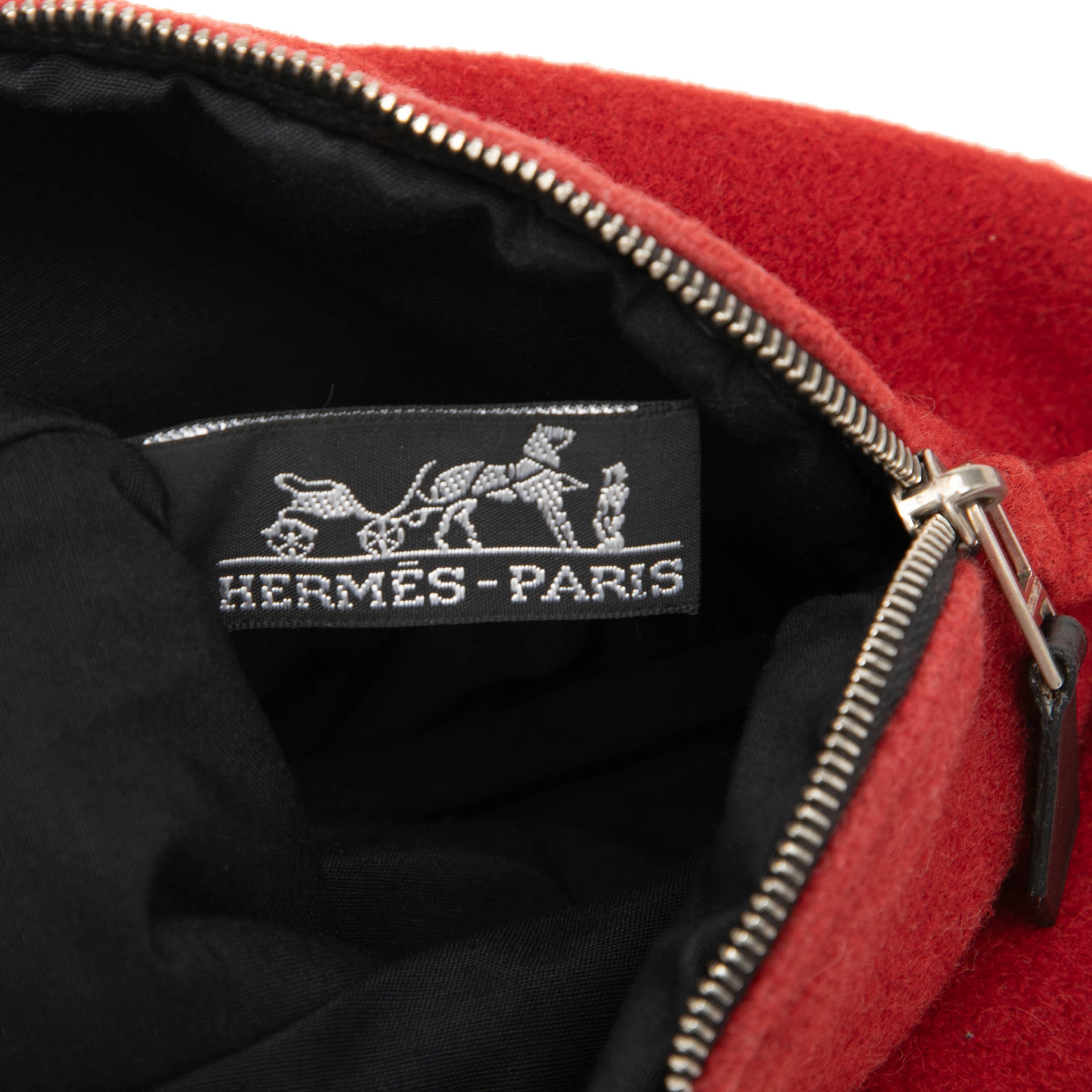 Hermès Wool Bolide Pouch, från Luxclusif, i färgen röd. Klicka för att öppna bilden i stort format