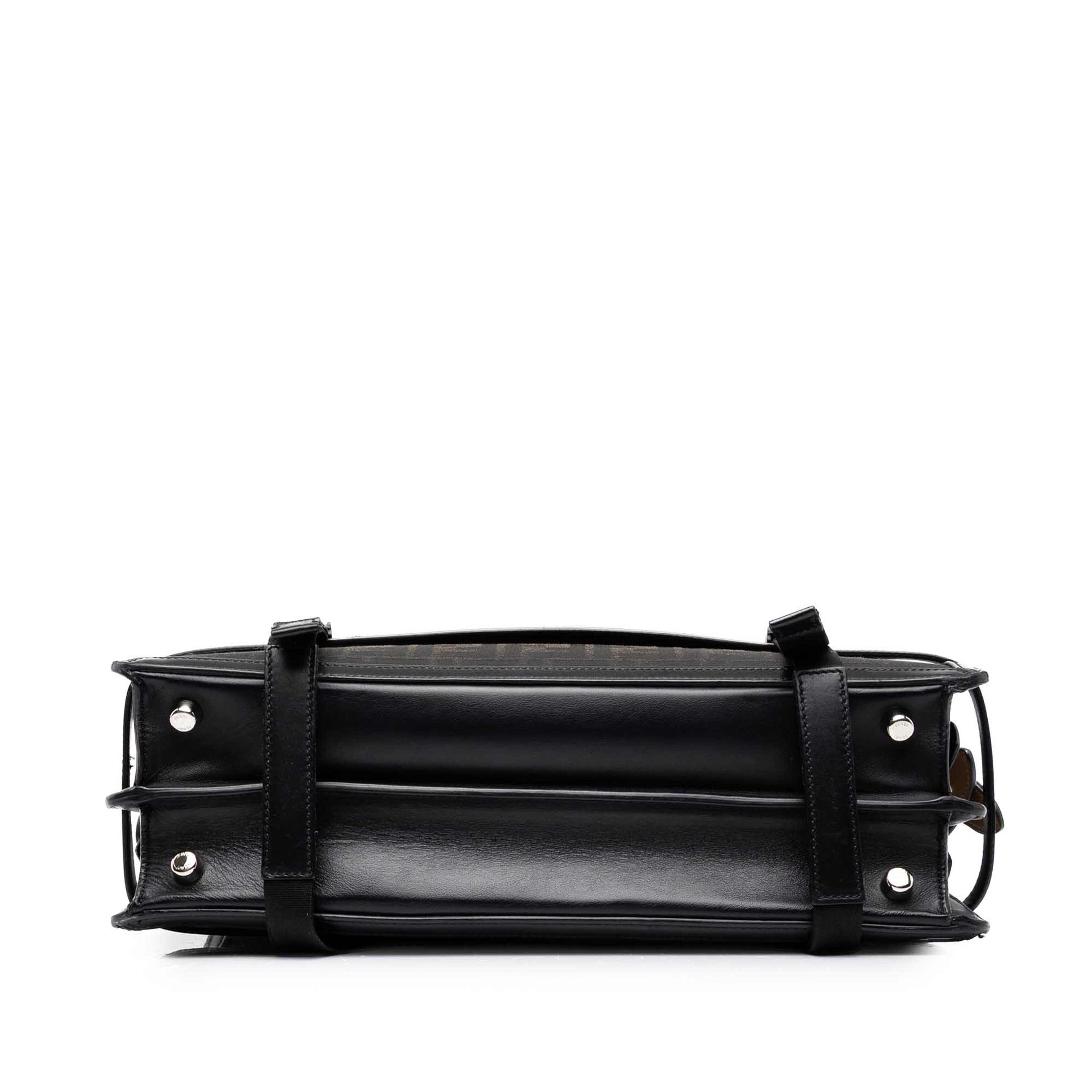 Fendi Medium Zucca Canvas Peekaboo Iseeu Convertible Backpack, från Luxclusif, i färgen svart. Klicka för att öppna bilden i stort format