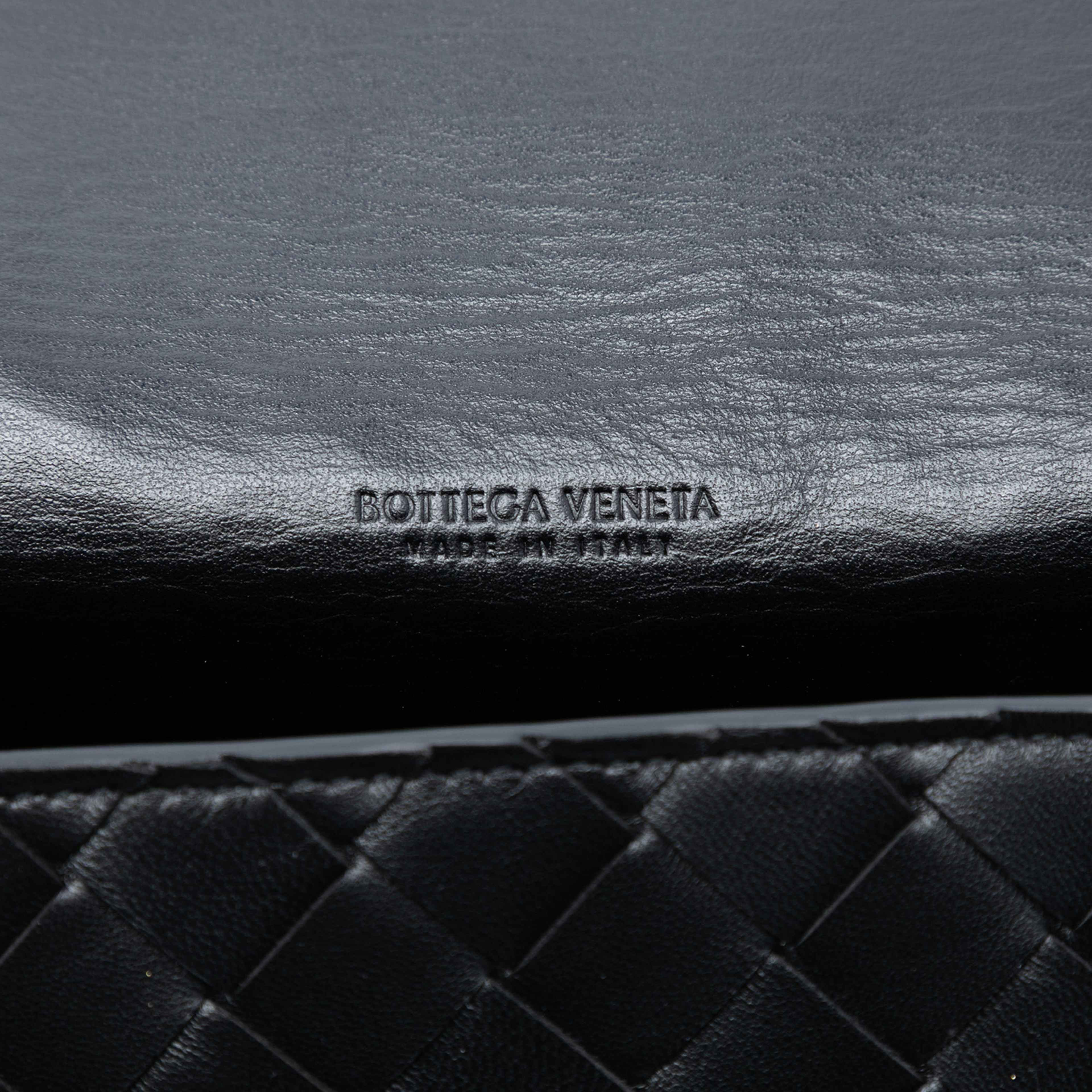 Bottega Veneta Nappa Intrecciato Pouch On Strap Crossbody, från Luxclusif, i färgen black. Klicka för att öppna bilden i stort format