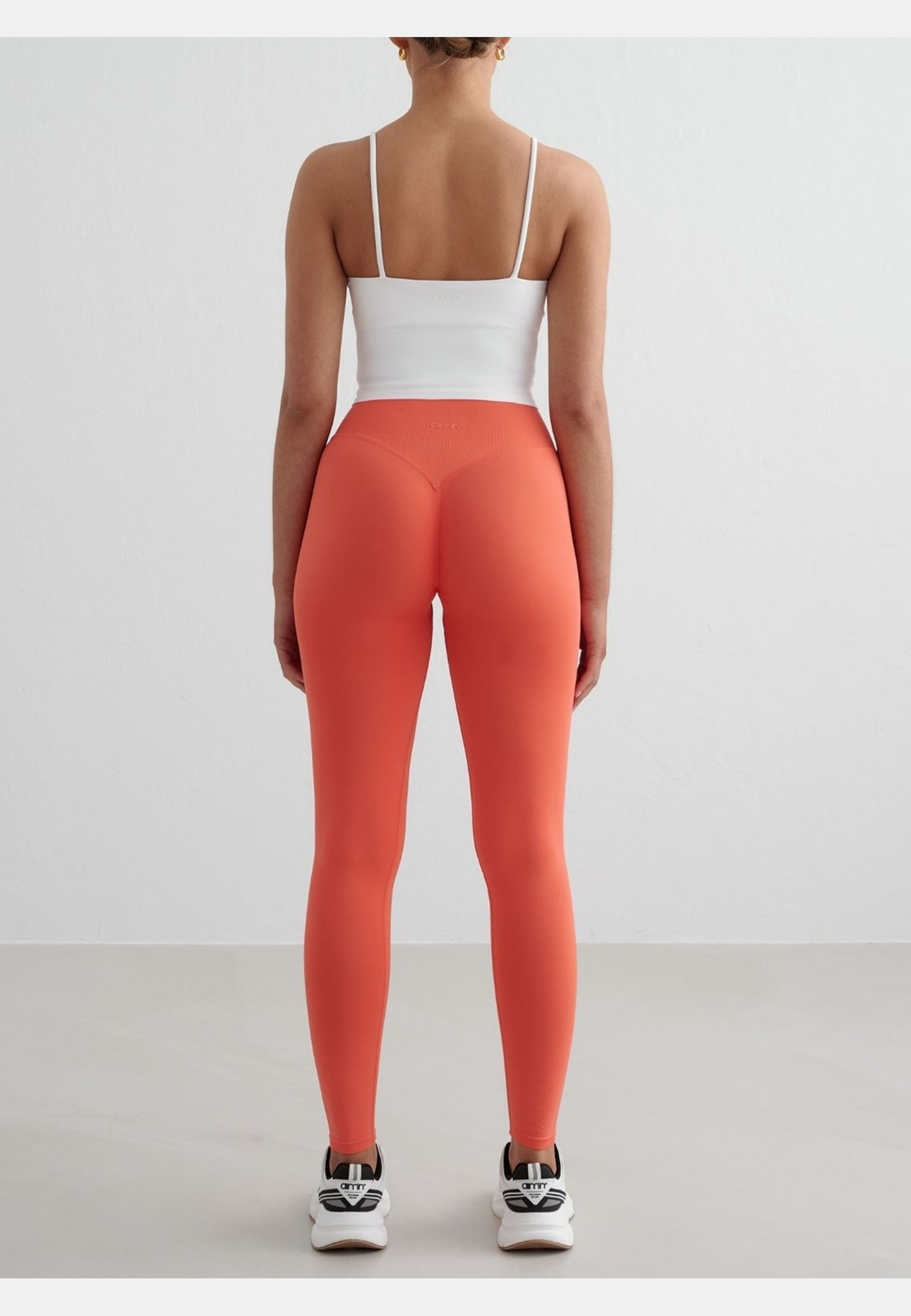 Shape Seamless Strap Singlet, från aim'n, i färgen white. Klicka för att öppna bilden i stort format