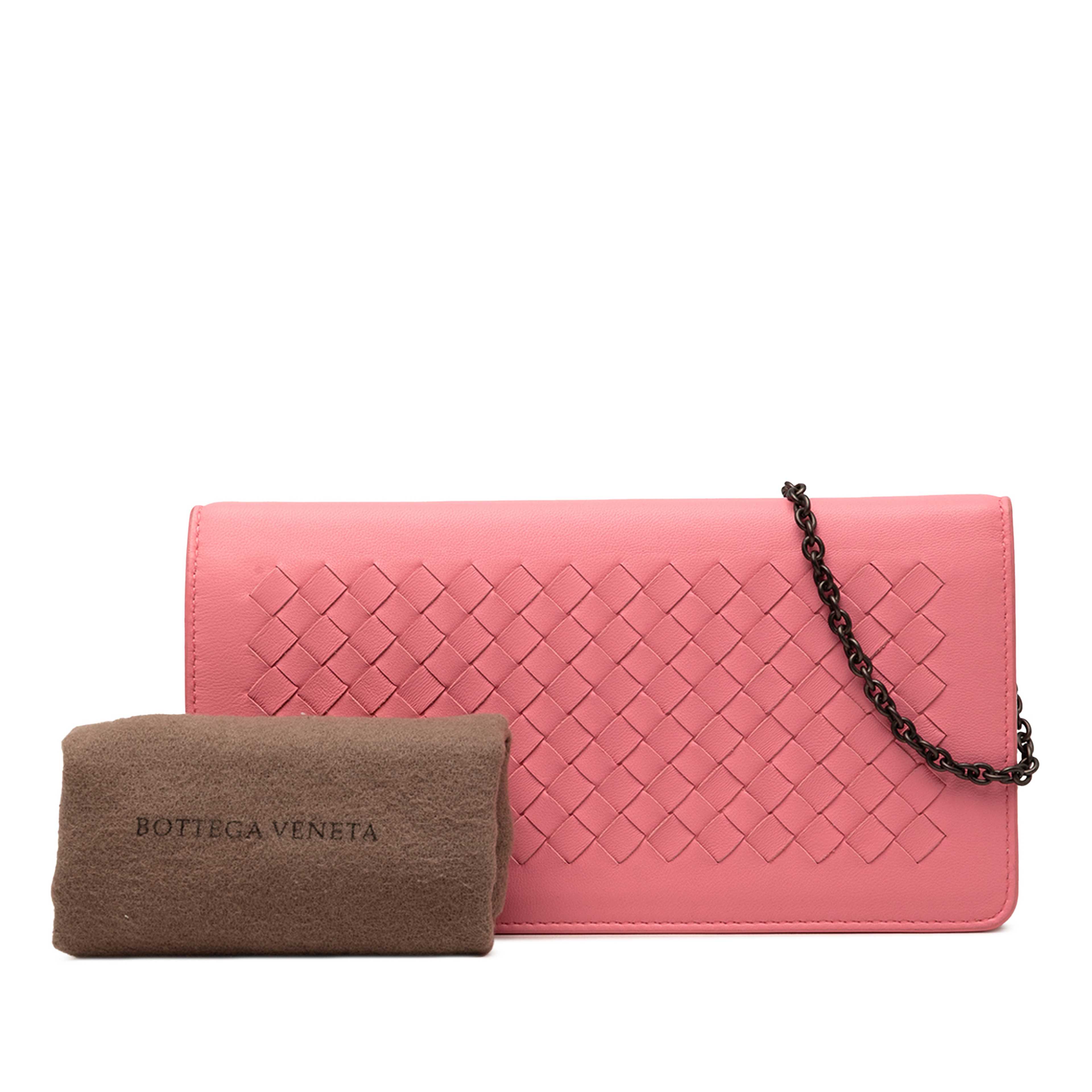 Bottega Veneta Nappa Intrecciato Continental Wallet On Chain, från Luxclusif, i färgen rosa. Klicka för att öppna bilden i stort format