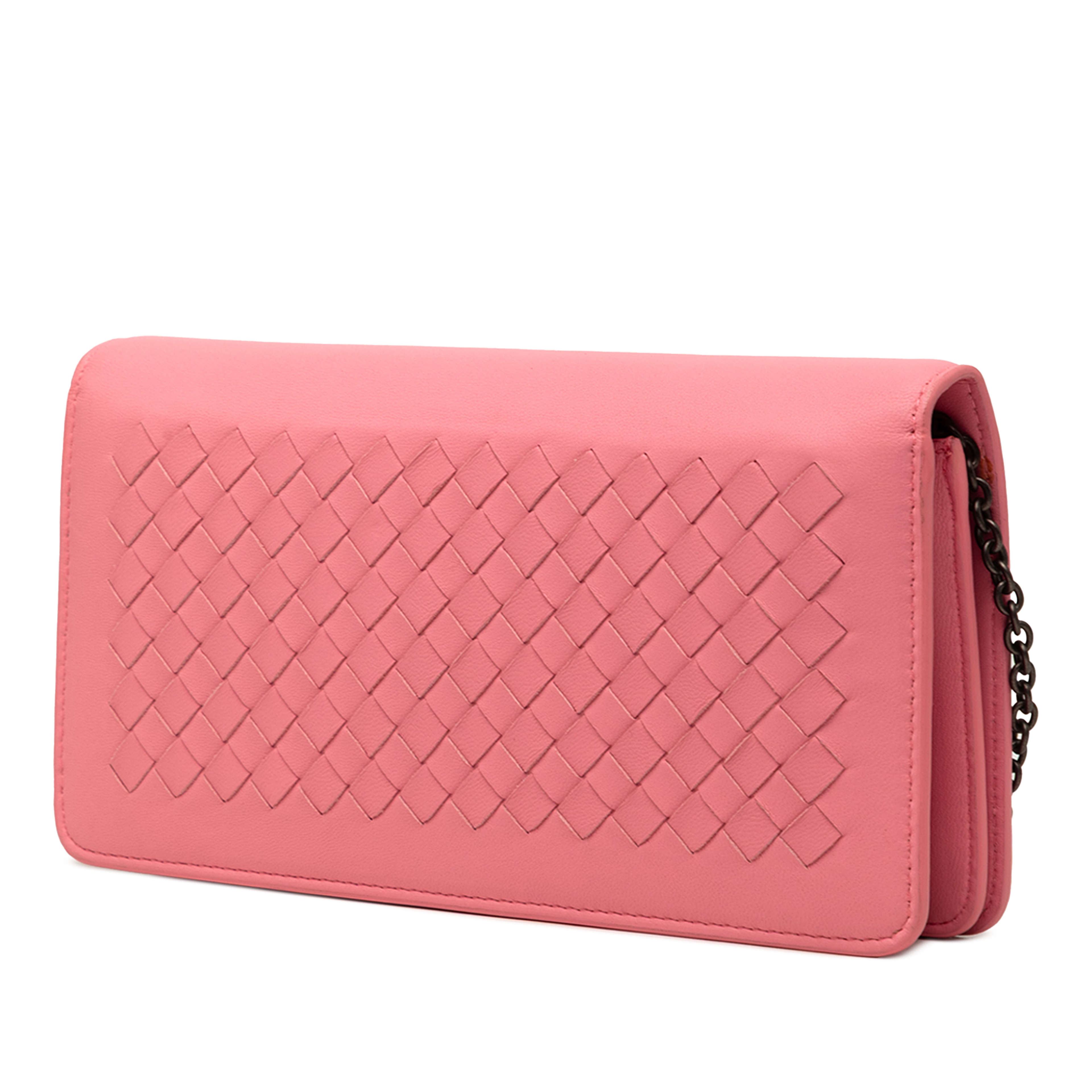 Bottega Veneta Nappa Intrecciato Continental Wallet On Chain, från Luxclusif, i färgen rosa. Klicka för att öppna bilden i stort format