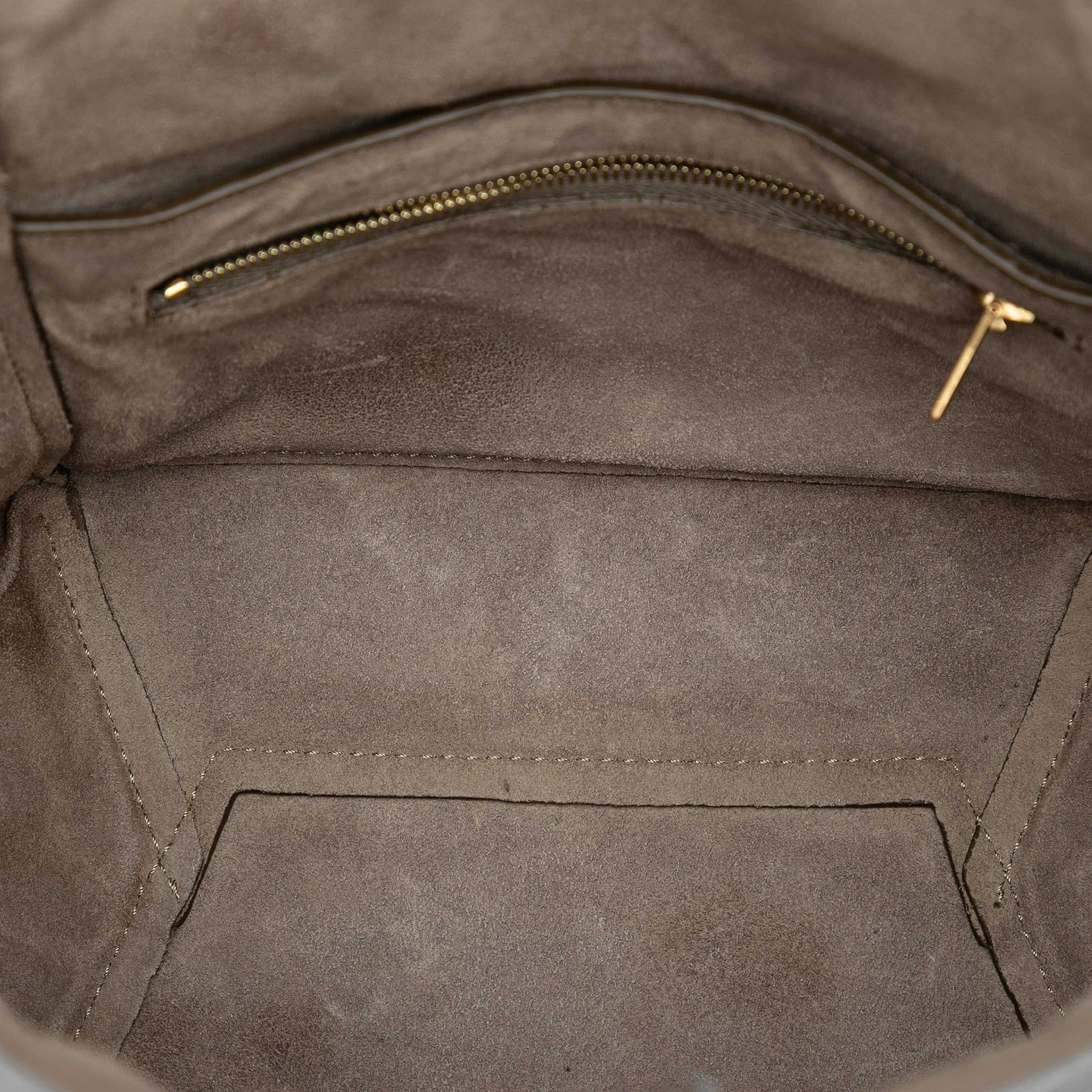 Celine Small Soft Grained Calfskin Seau Sangle Bucket Bag, från Luxclusif, i färgen taupe. Klicka för att öppna bilden i stort format
