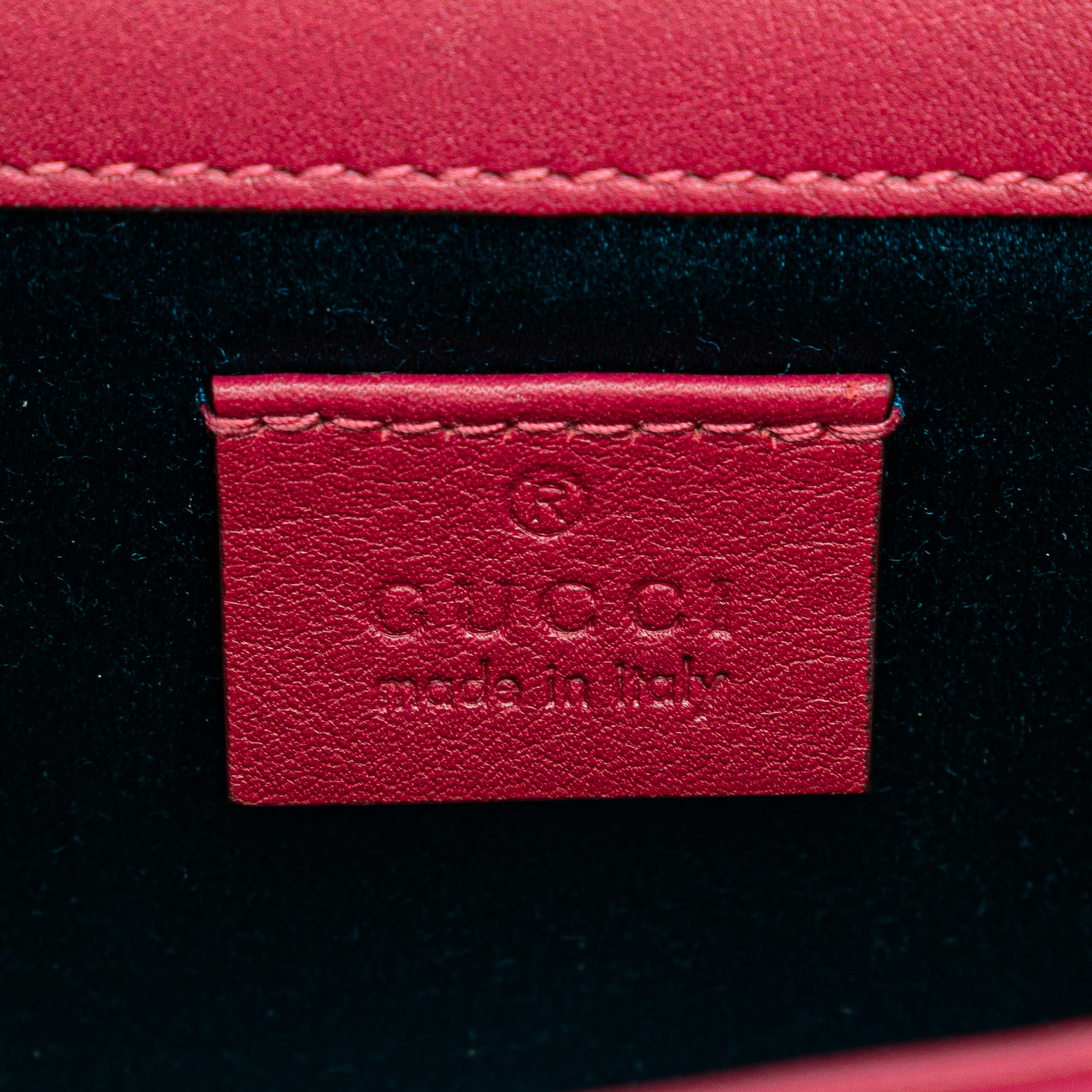 Gucci Crystal Gg Velvet Broadway Crossbody, från Luxclusif, i färgen dark pink. Klicka för att öppna bilden i stort format