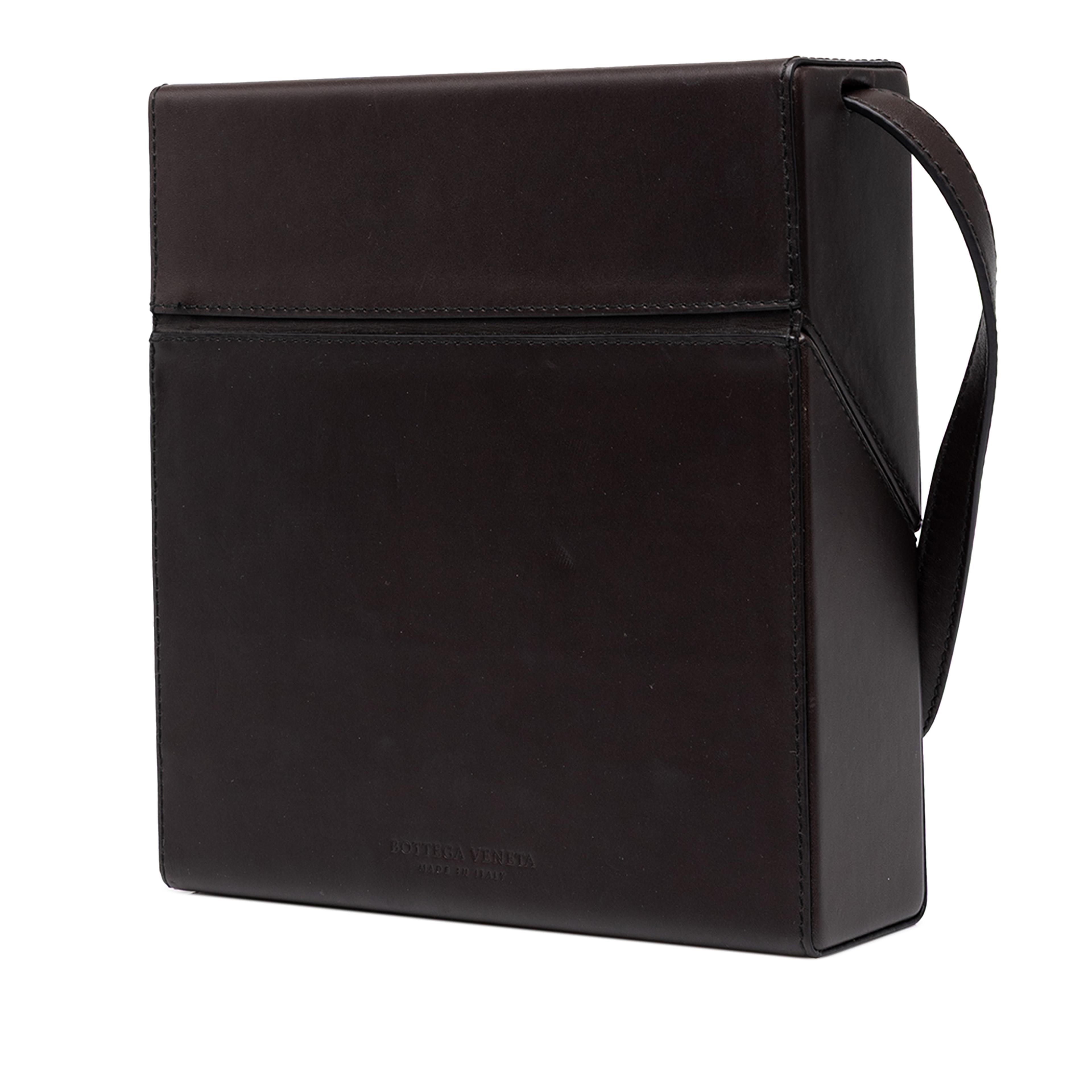 Bottega Veneta Calfskin Daisey Crossbody, från Luxclusif, i färgen brun. Klicka för att öppna bilden i stort format