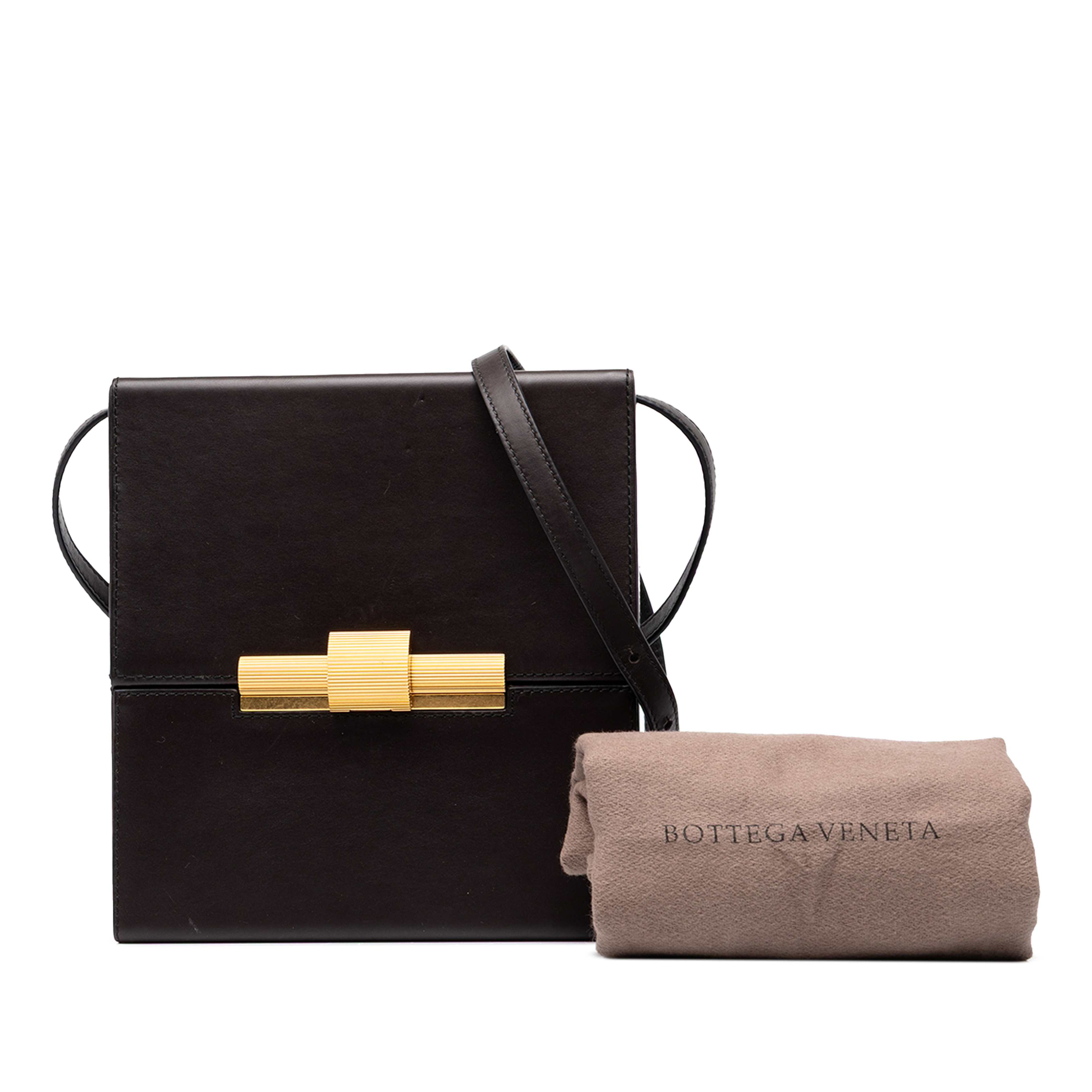 Bottega Veneta Calfskin Daisey Crossbody, från Luxclusif, i färgen brun. Klicka för att öppna bilden i stort format
