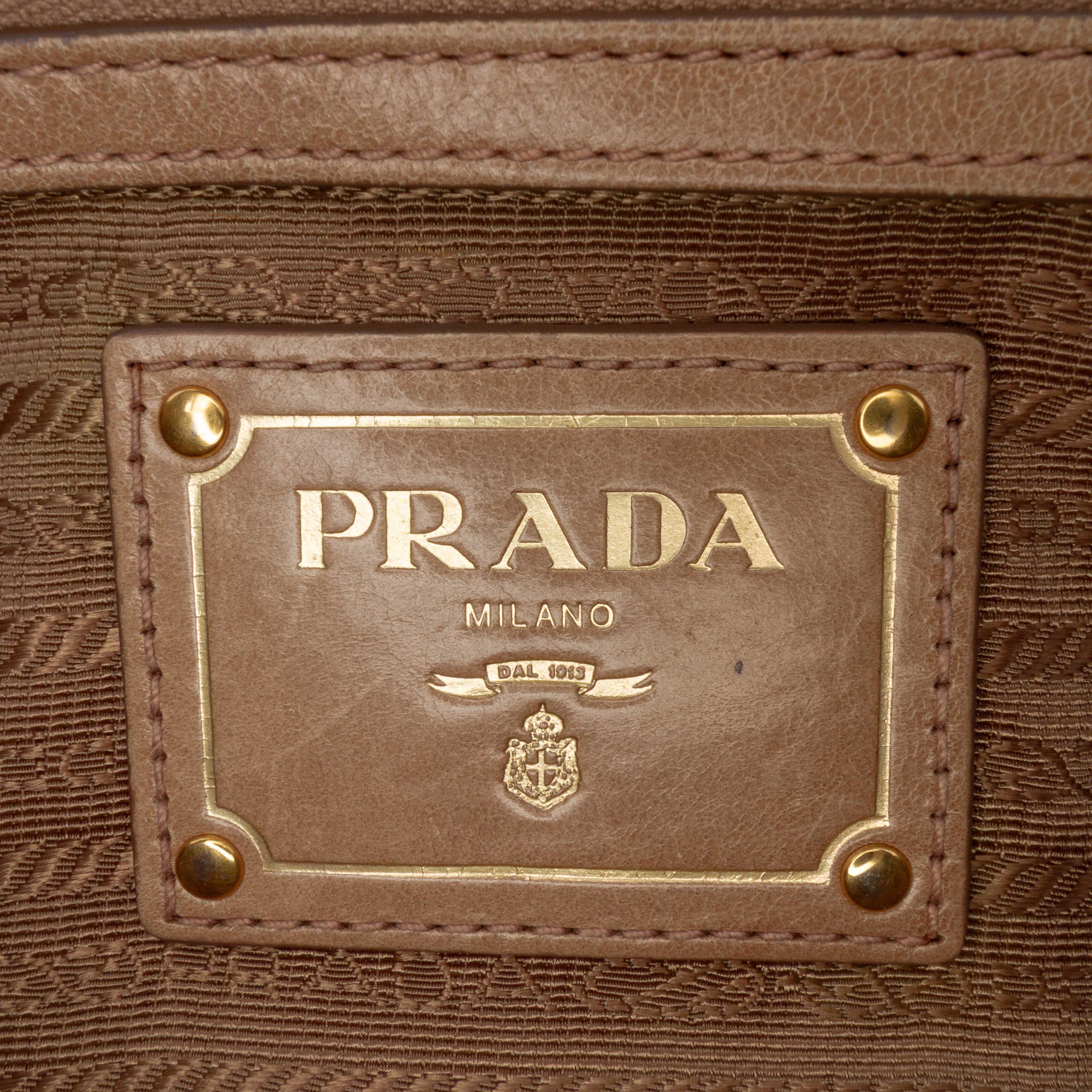 Prada Vitello Shine Satchel, från Luxclusif, i färgen beige. Klicka för att öppna bilden i stort format