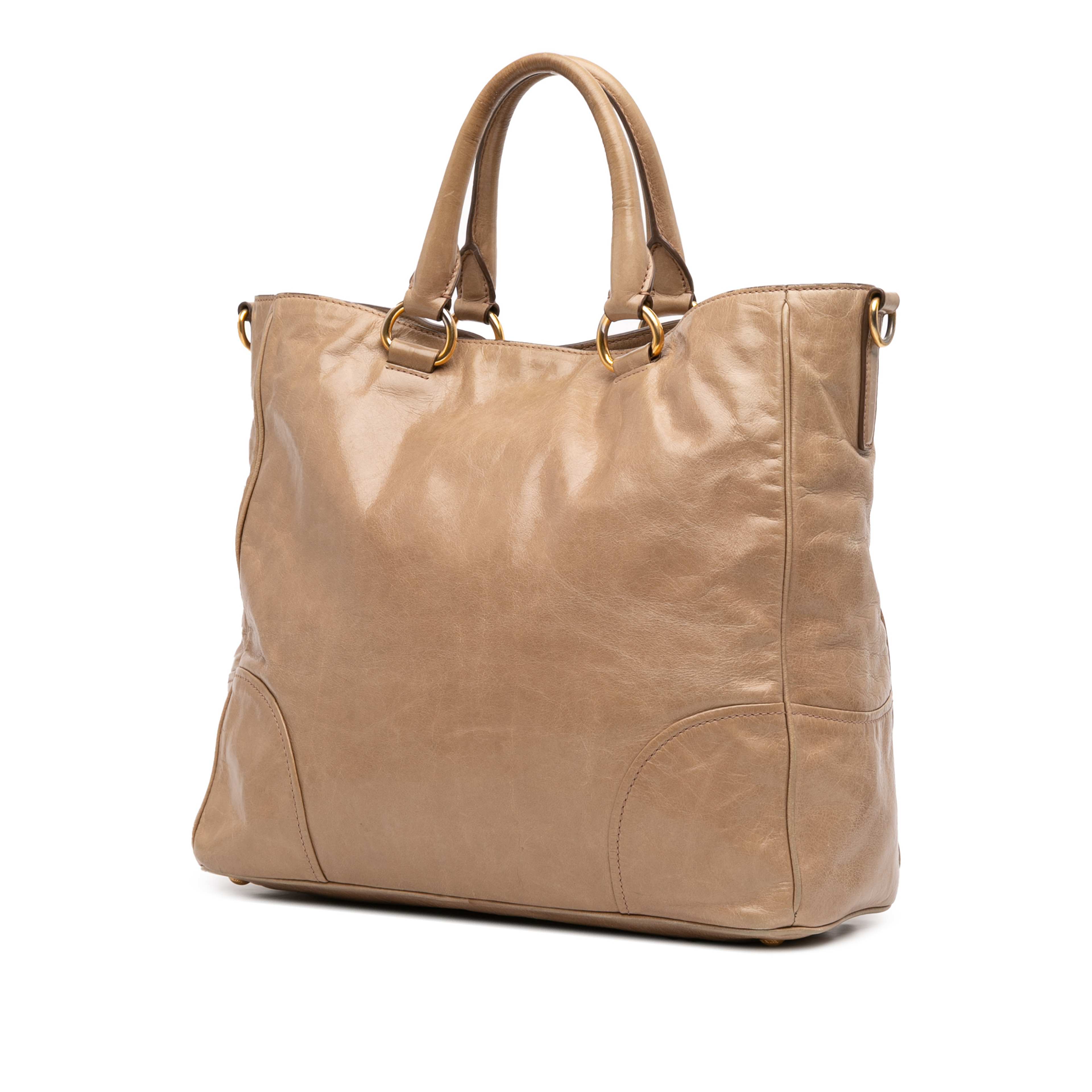 Prada Vitello Shine Satchel, från Luxclusif, i färgen beige. Klicka för att öppna bilden i stort format