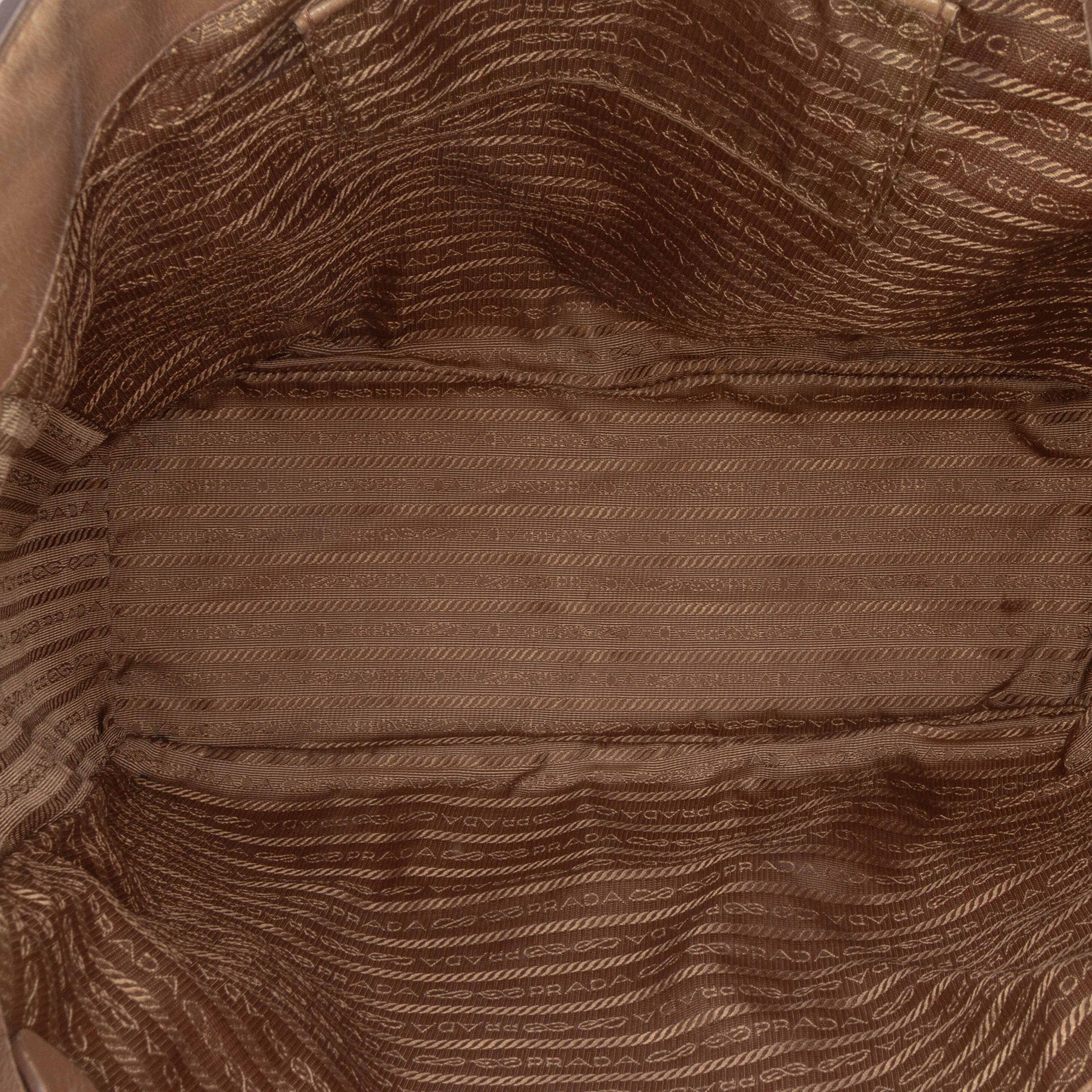 Prada Vitello Shine Satchel, från Luxclusif, i färgen beige. Klicka för att öppna bilden i stort format