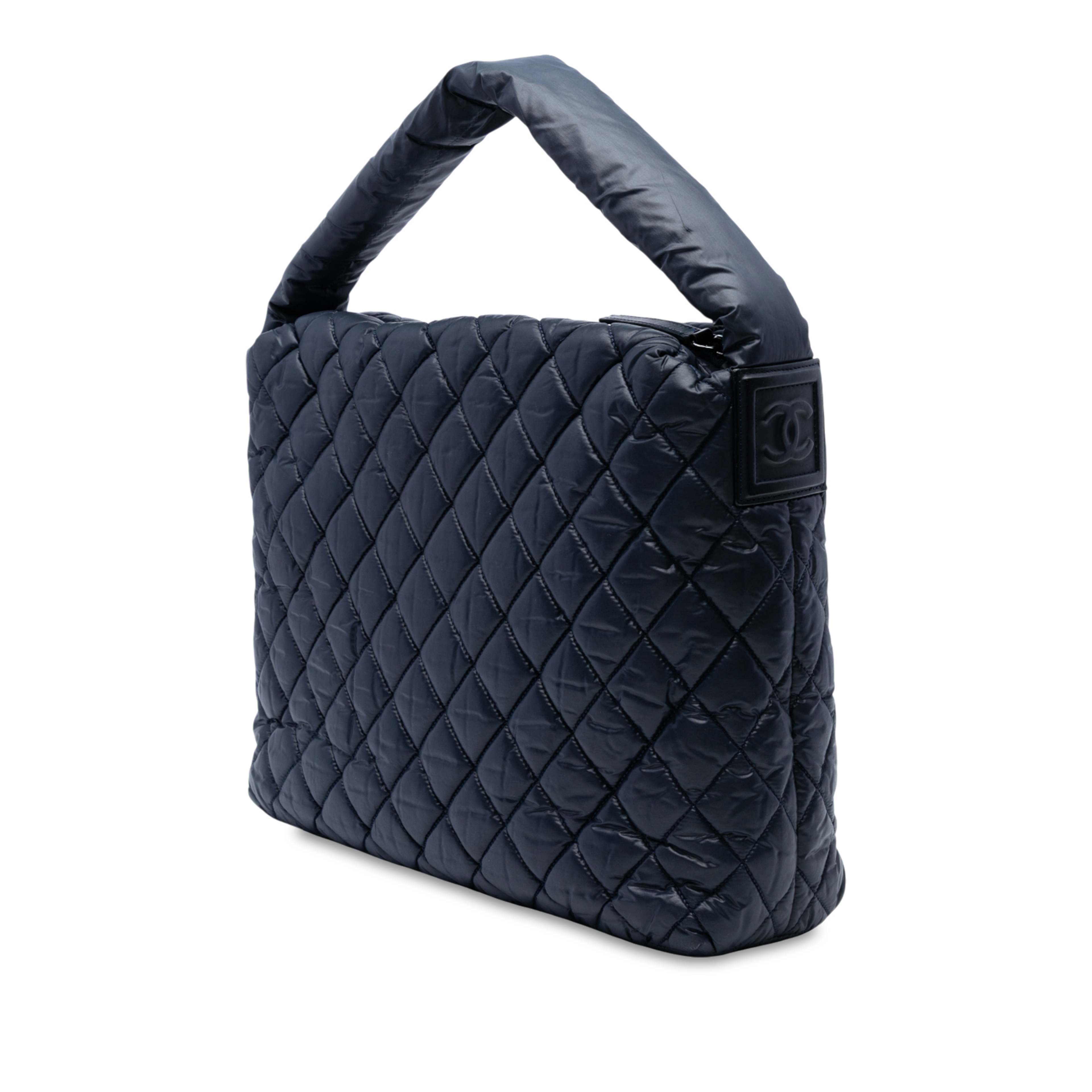 Chanel Quilted Nylon Coco Cocoon Hobo, från Luxclusif, i färgen navy. Klicka för att öppna bilden i stort format