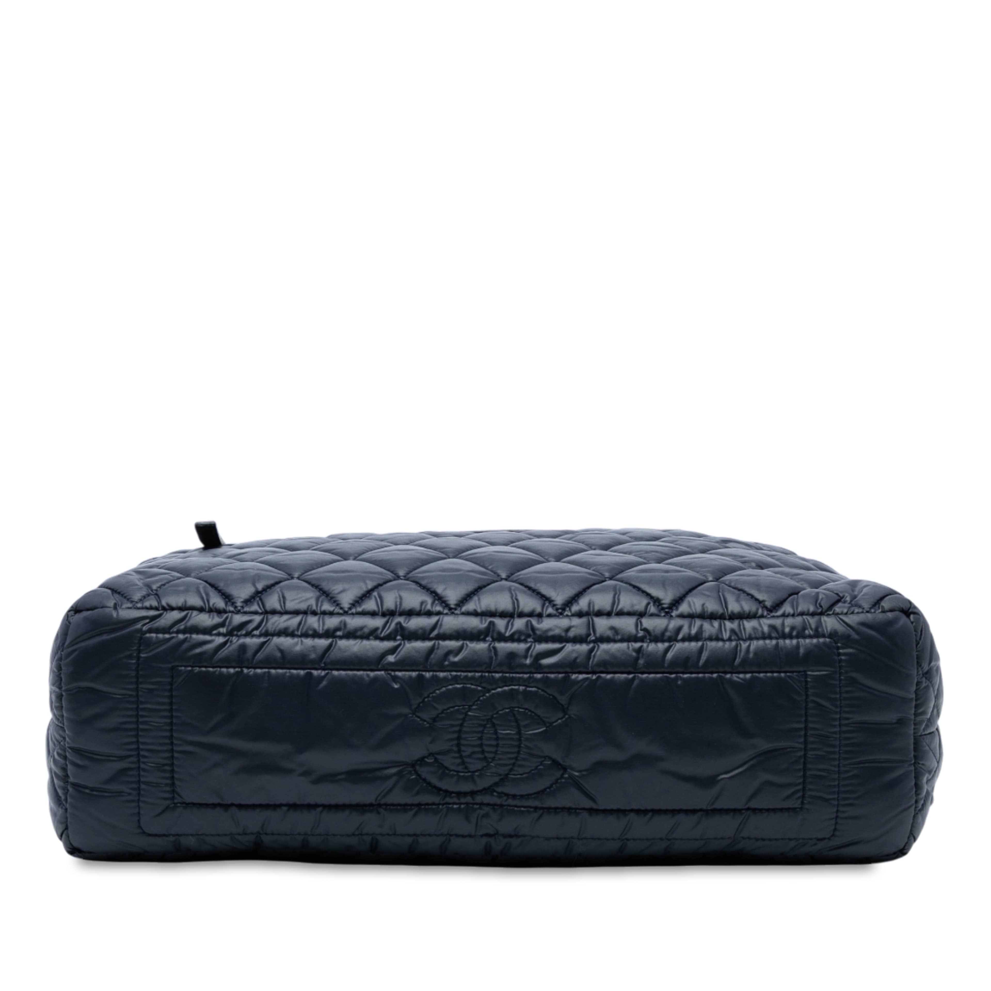 Chanel Quilted Nylon Coco Cocoon Hobo, från Luxclusif, i färgen navy. Klicka för att öppna bilden i stort format