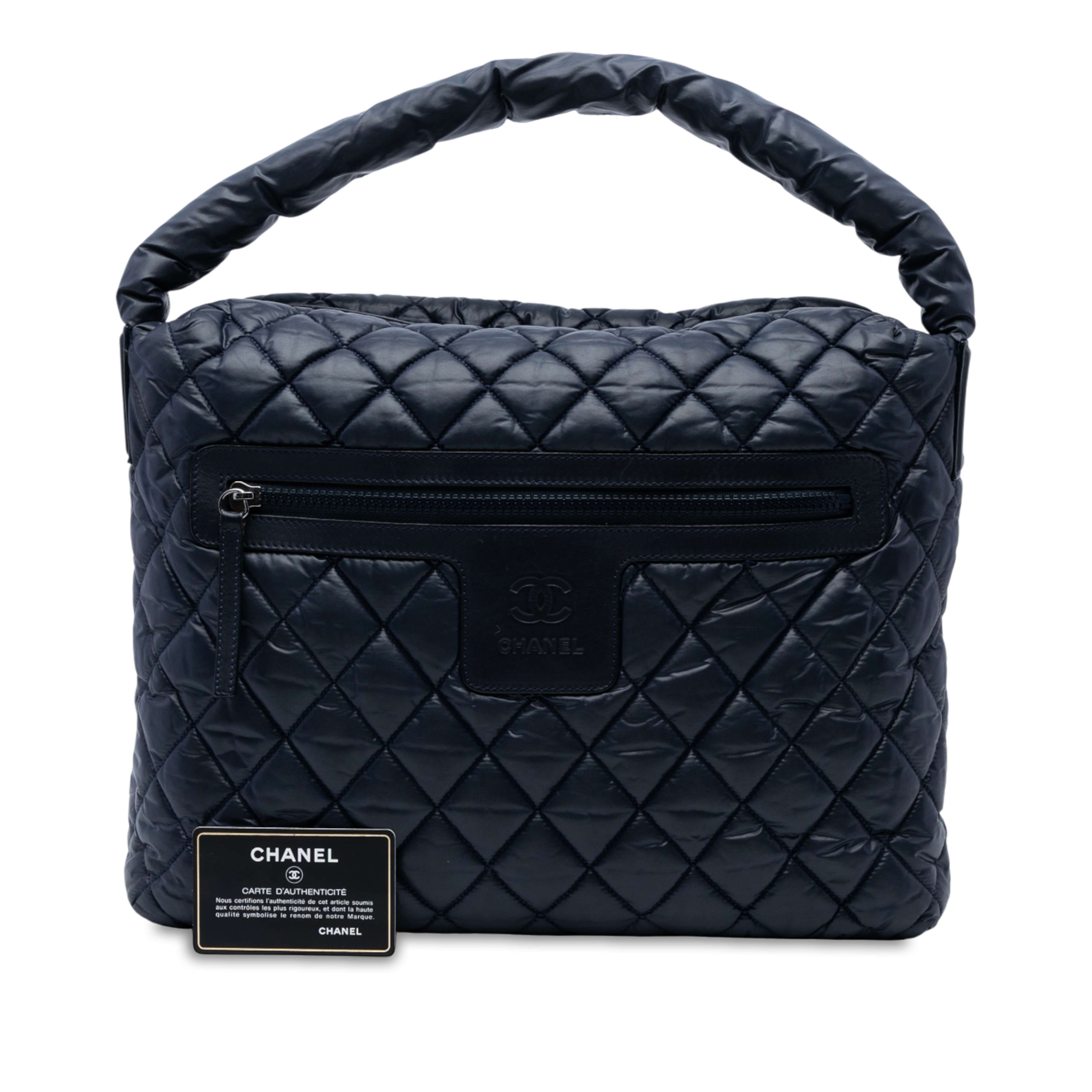 Chanel Quilted Nylon Coco Cocoon Hobo, från Luxclusif, i färgen blå. Klicka för att öppna bilden i stort format