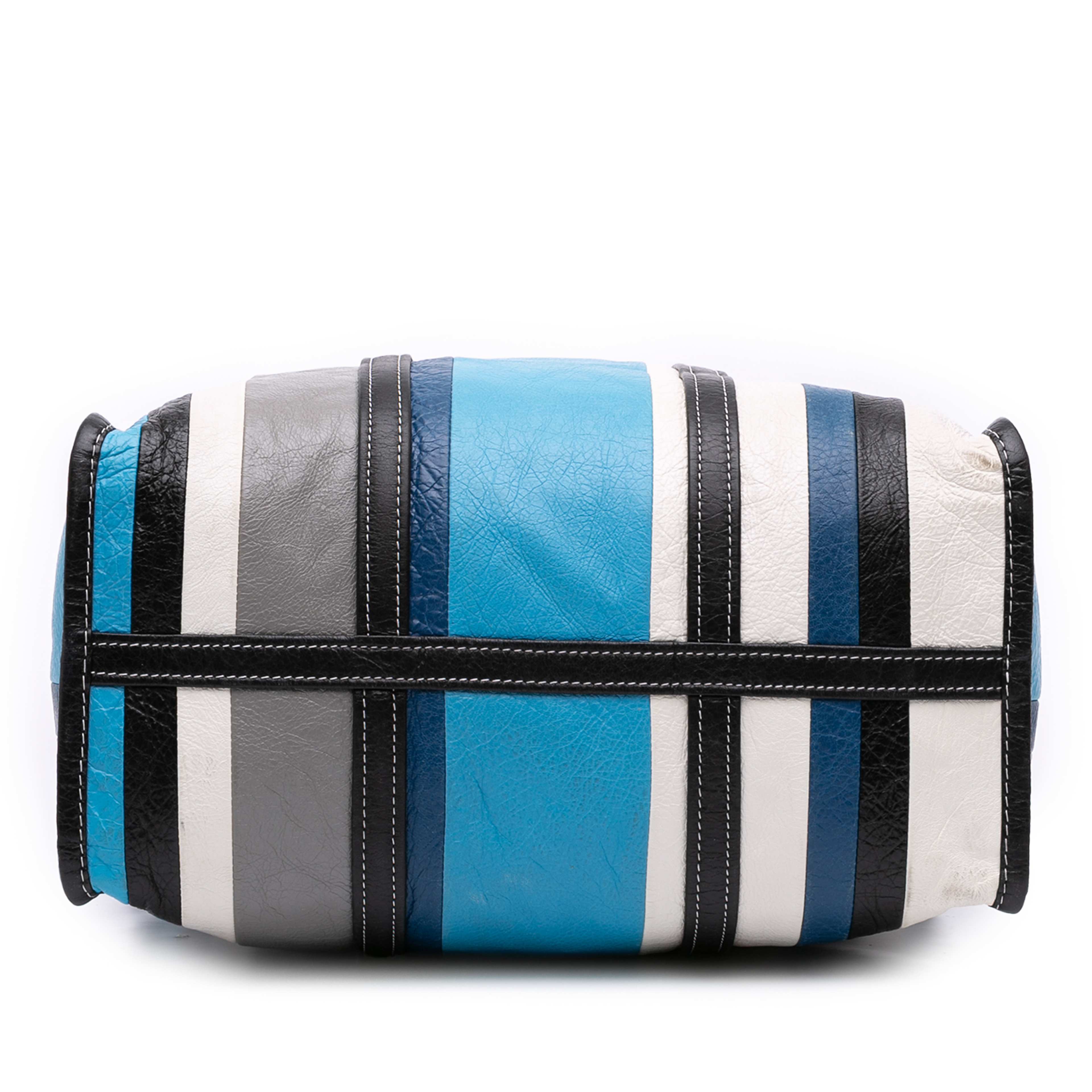 Balenciaga M Lambskin Bazar Shopper Satchel, från Luxclusif, i färgen blue. Klicka för att öppna bilden i stort format