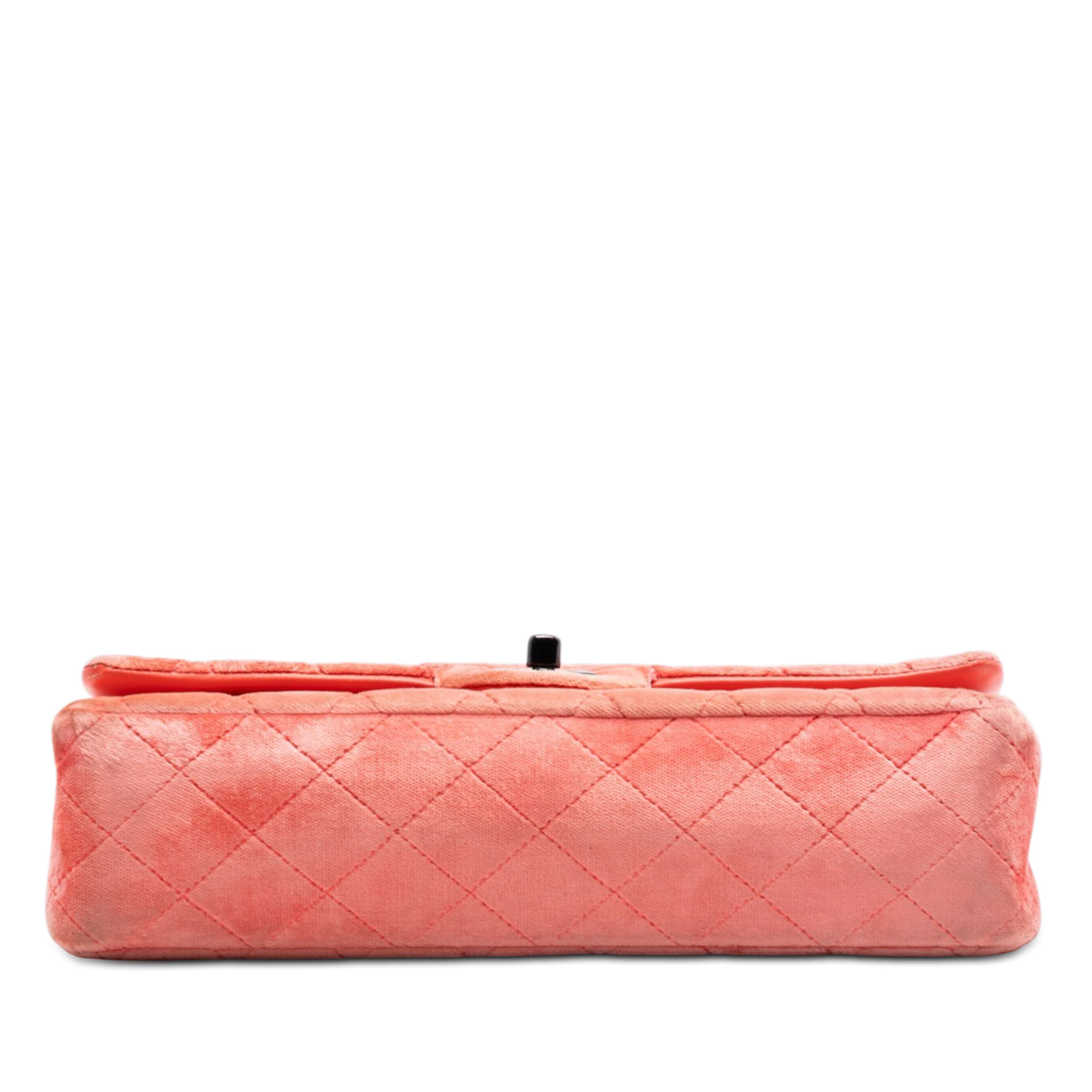 Chanel Medium Classic Velvet Double Flap, från Luxclusif, i färgen salmon. Klicka för att öppna bilden i stort format