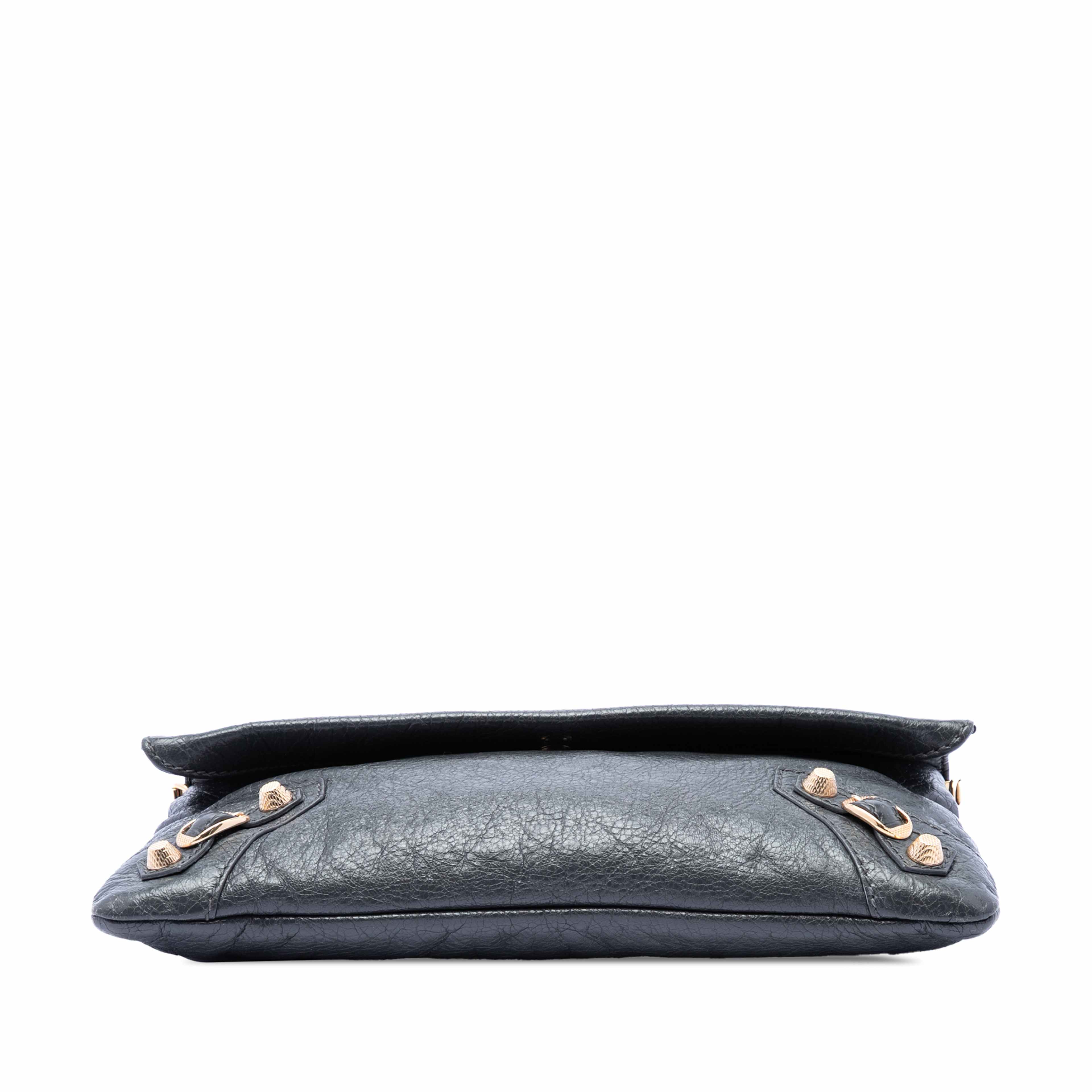 Balenciaga Lambskin Motocross Giant 12 Envelope Clutch With Strap, från Luxclusif, i färgen grå. Klicka för att öppna bilden i stort format